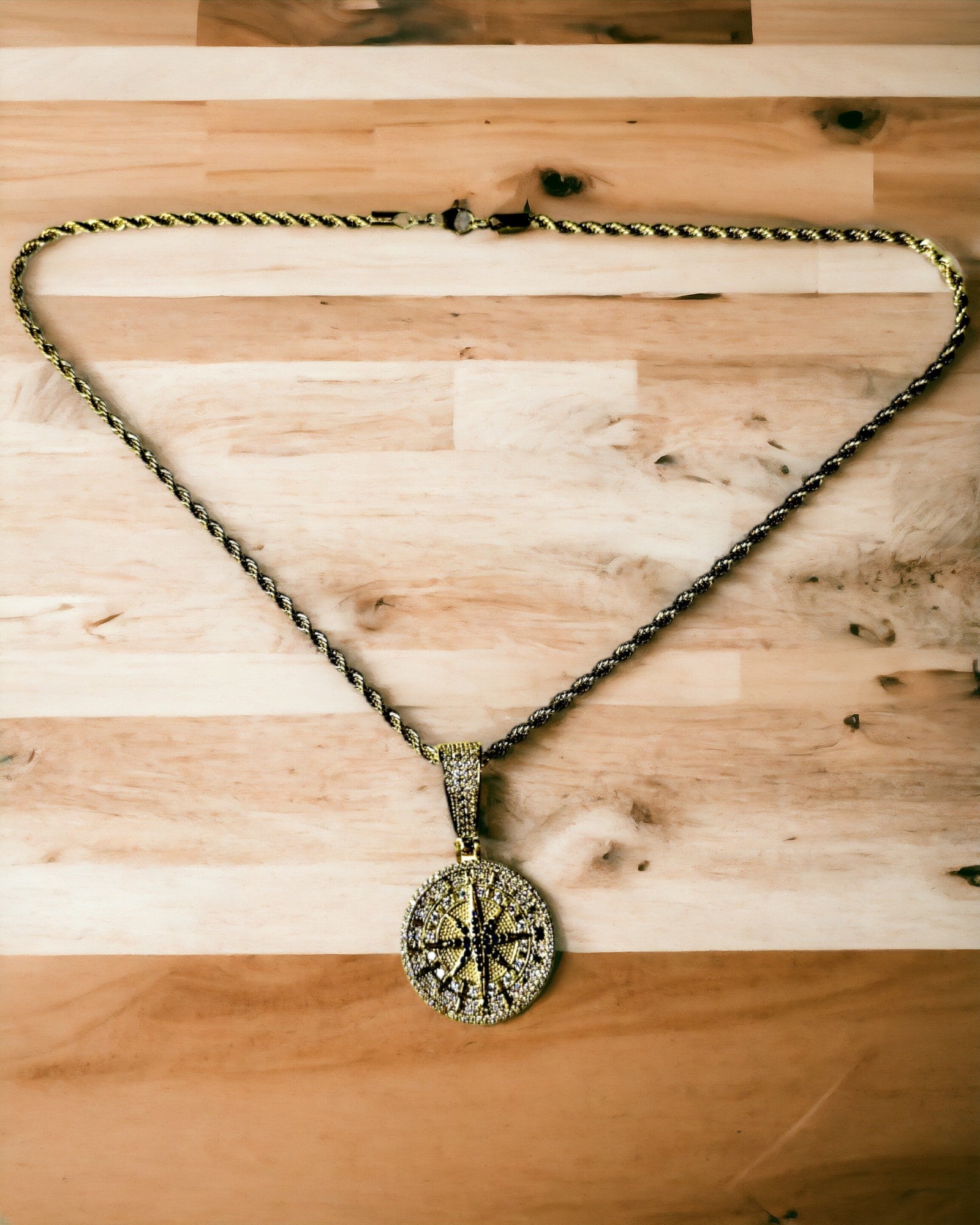 Намисто з підвіскою-компасом у стилі гламур з цирконіями для жінок і чоловіків - 2 варіанти на вибір, персоналізація гравіюванням на подарунок