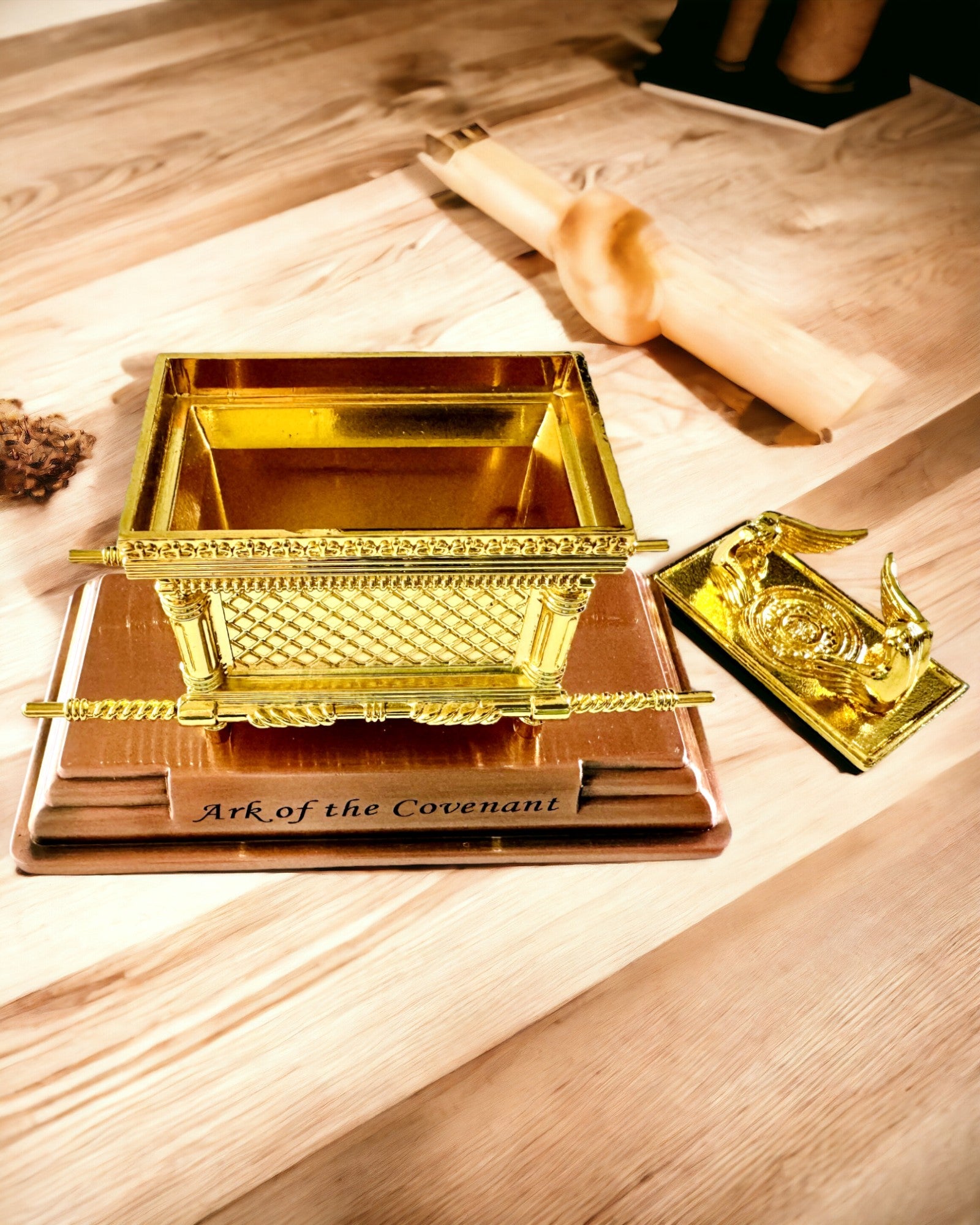 Majestātiskais Derības Šķirsta Miniatūra Zelta Ietvarā 11.2 x 5.8 x 7.3cm - Ekskluzīvs šķirsts, Dekorācija Zelta Izdevumā