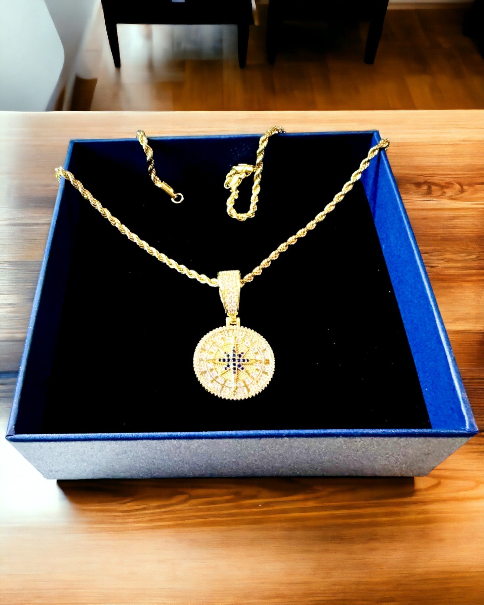Намисто з підвіскою-компасом у стилі гламур з цирконіями для жінок і чоловіків - 2 варіанти на вибір, персоналізація гравіюванням на подарунок