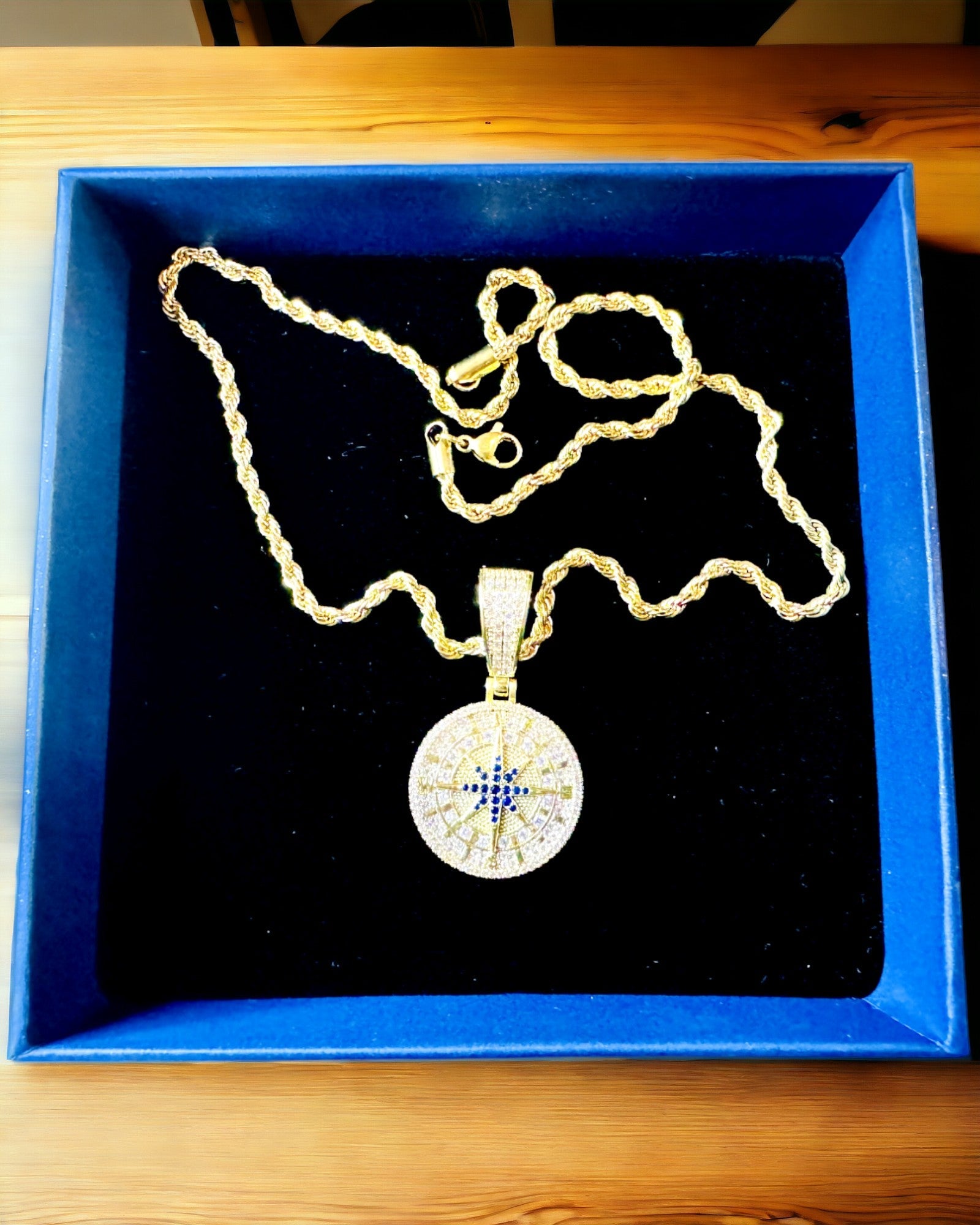 Намисто з підвіскою-компасом у стилі гламур з цирконіями для жінок і чоловіків - 2 варіанти на вибір, персоналізація гравіюванням на подарунок