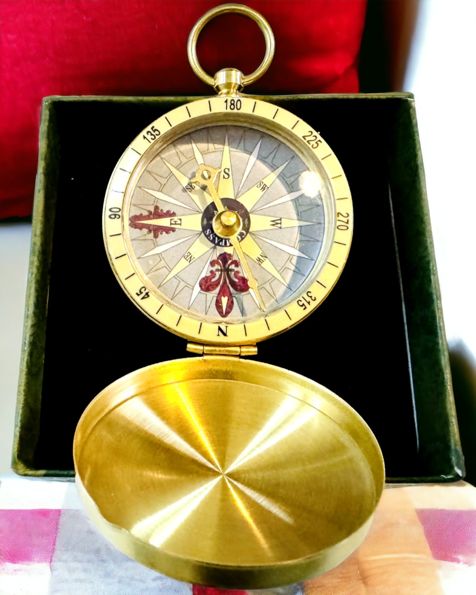 Busolă de Navigație în Stil Retro – Instrument Portabil și Precis pentru Determinarea Direcției pentru Călători și Exploratori. Gravură, personalizare.