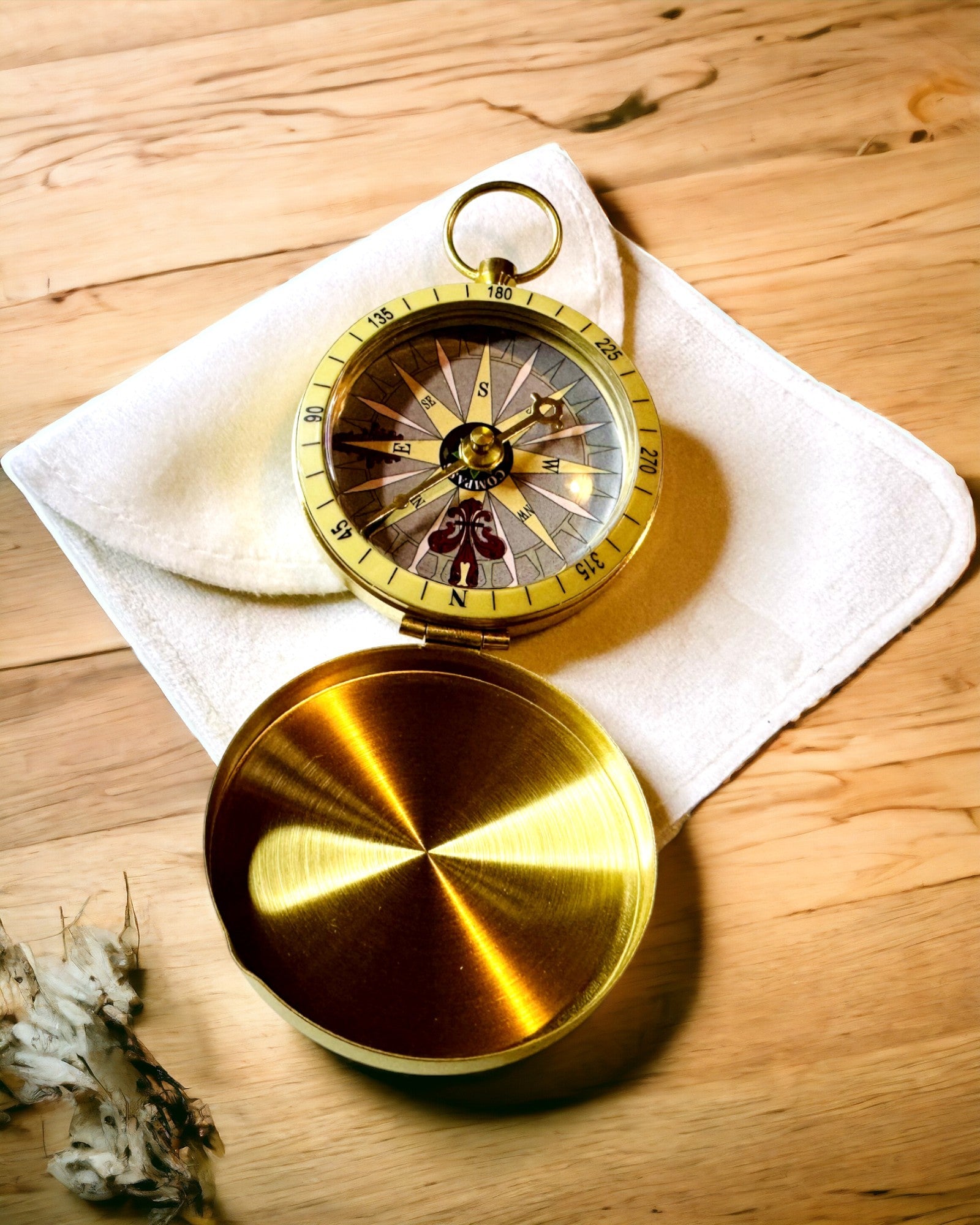 Busolă de Navigație în Stil Retro – Instrument Portabil și Precis pentru Determinarea Direcției pentru Călători și Exploratori. Gravură, personalizare.