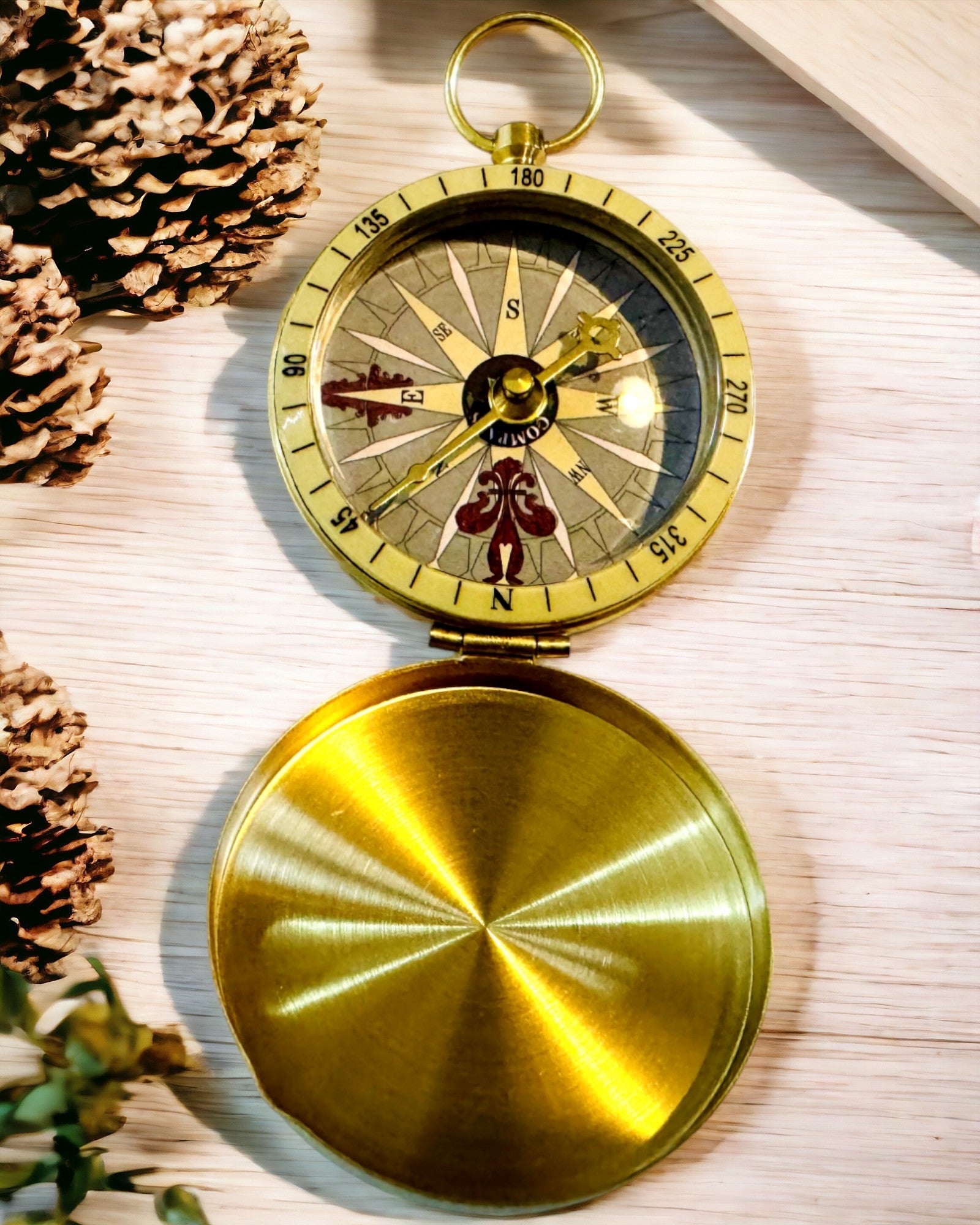 Busolă de Navigație în Stil Retro – Instrument Portabil și Precis pentru Determinarea Direcției pentru Călători și Exploratori. Gravură, personalizare.