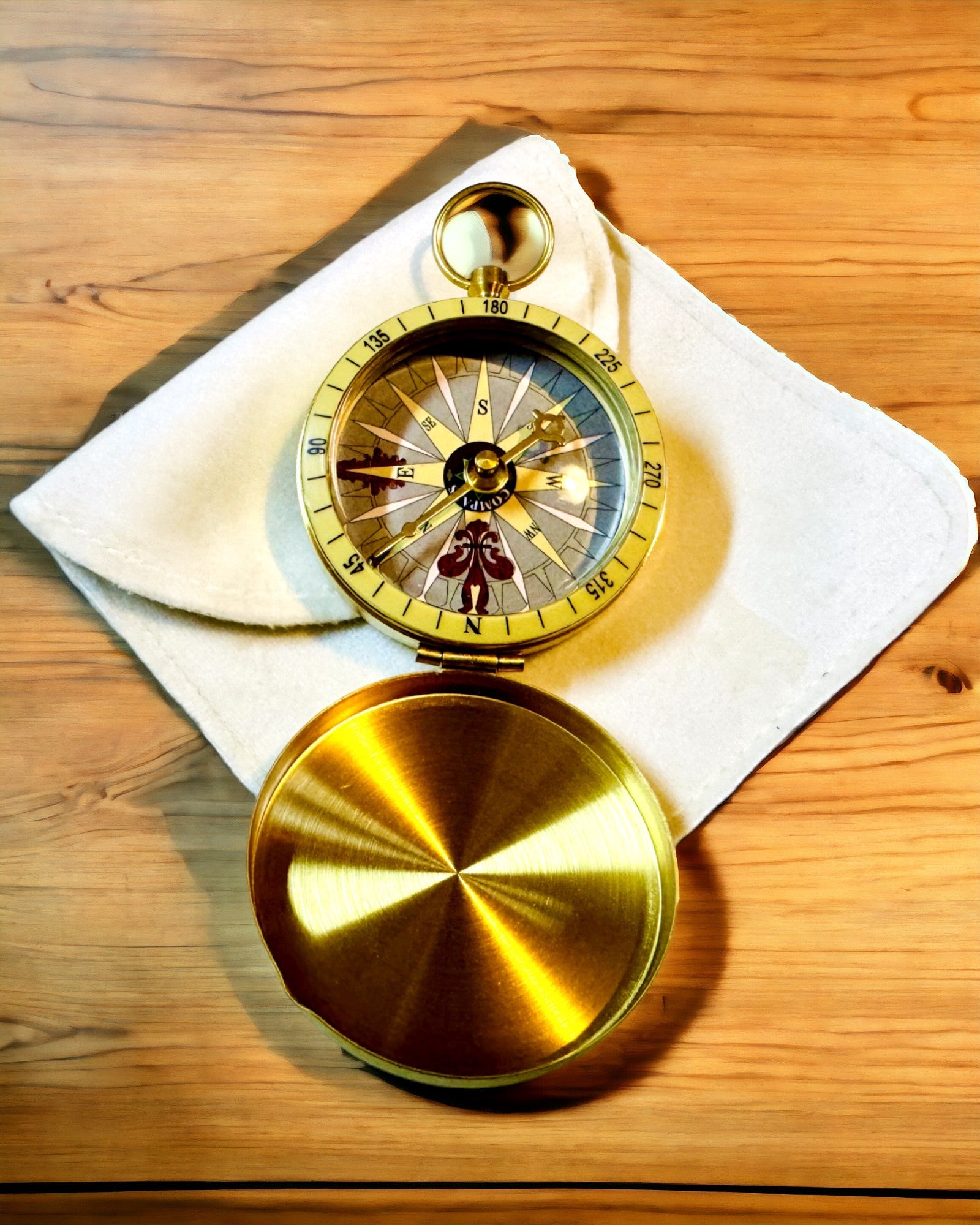 Busolă de Navigație în Stil Retro – Instrument Portabil și Precis pentru Determinarea Direcției pentru Călători și Exploratori. Gravură, personalizare.