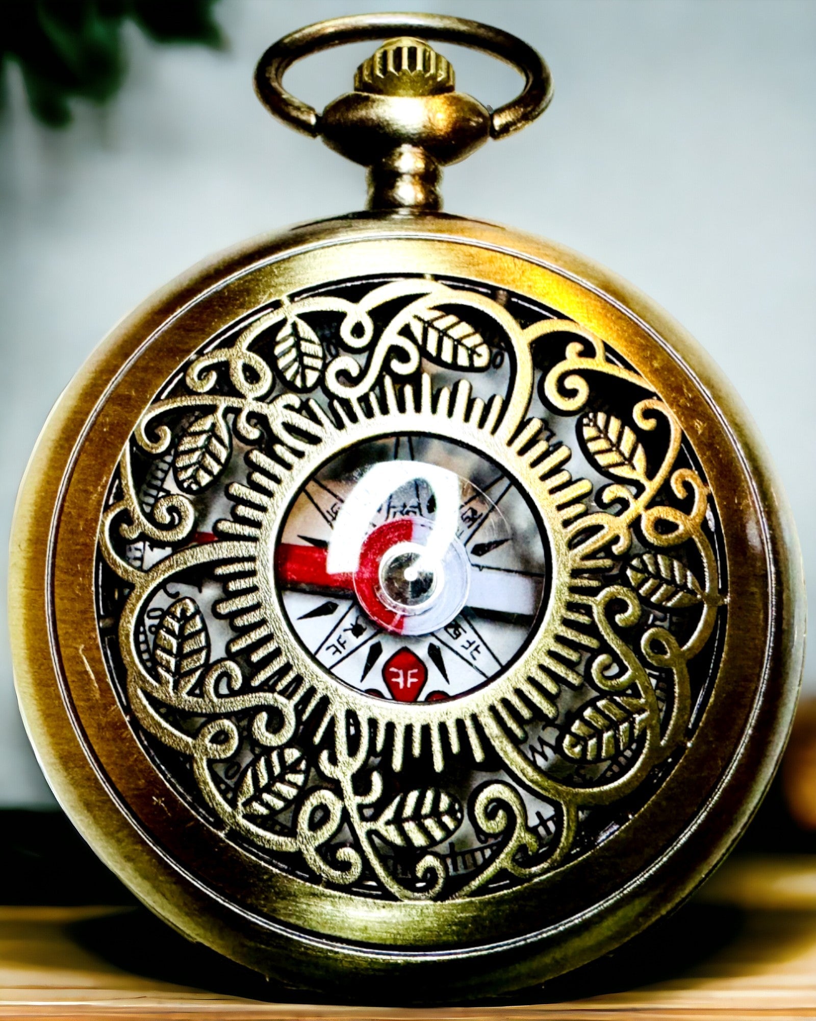 Bússola de Navegação em Estilo Vintage com Padrão Vazado – cor castanho-dourado