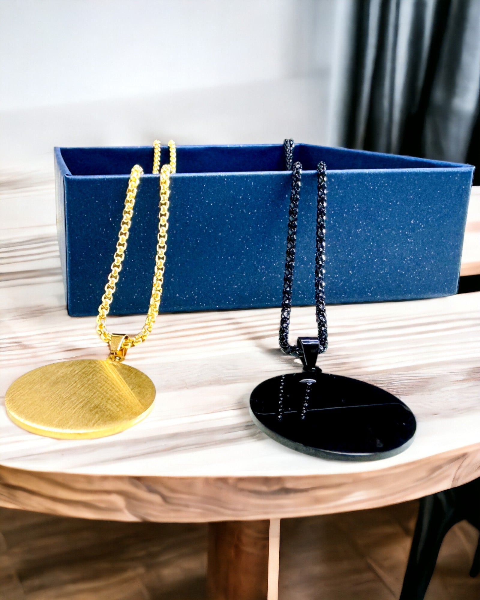 Підвіска "Urban Elegance" – Кругла Медаль з Нержавіючої Сталі у Двох Кольорах з Можливістю Персоналізації