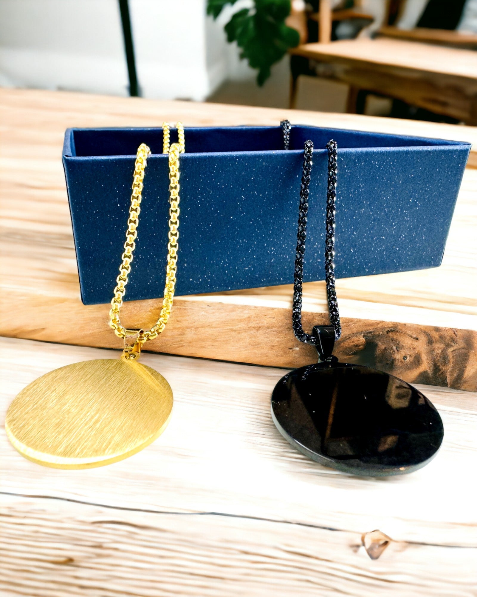 Підвіска "Urban Elegance" – Кругла Медаль з Нержавіючої Сталі у Двох Кольорах з Можливістю Персоналізації