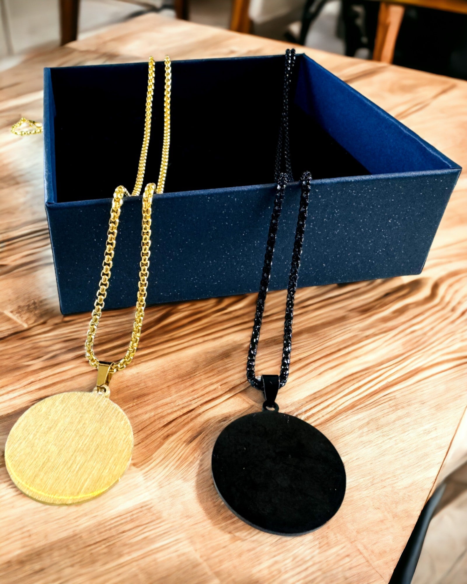 Підвіска "Urban Elegance" – Кругла Медаль з Нержавіючої Сталі у Двох Кольорах з Можливістю Персоналізації