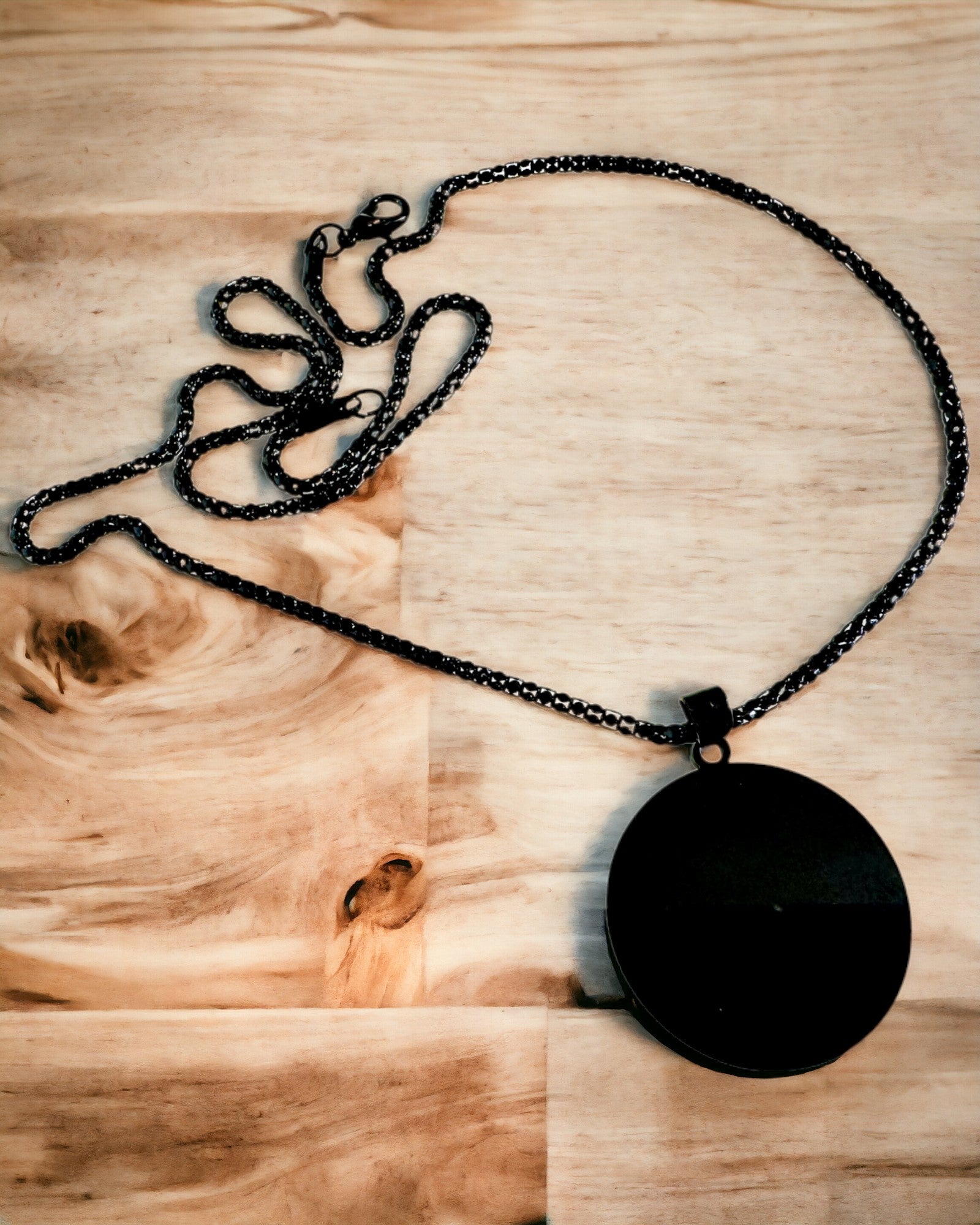 Підвіска "Urban Elegance" – Кругла Медаль з Нержавіючої Сталі у Двох Кольорах з Можливістю Персоналізації