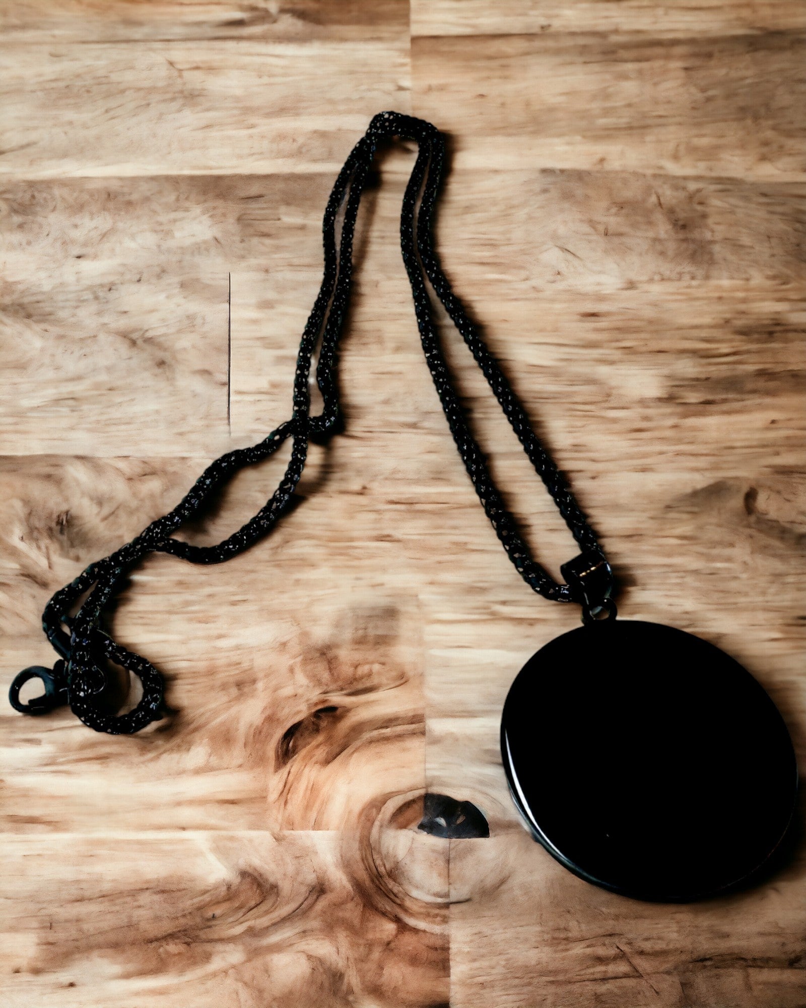 Підвіска "Urban Elegance" – Кругла Медаль з Нержавіючої Сталі у Двох Кольорах з Можливістю Персоналізації