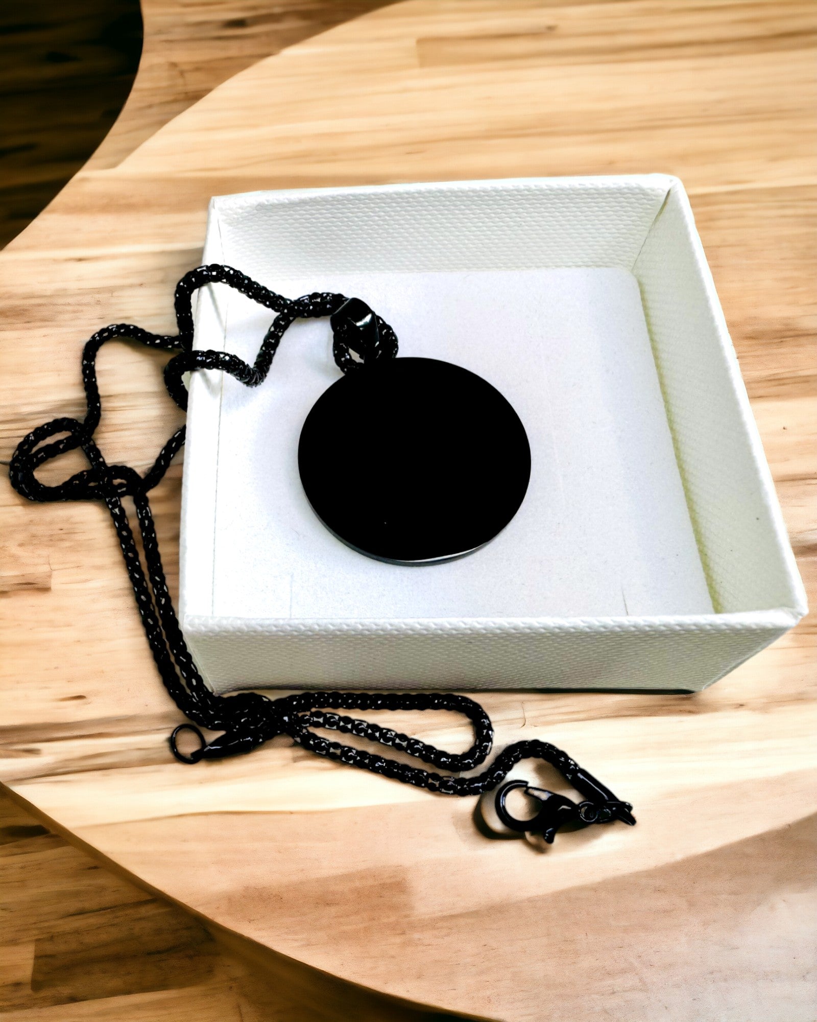 Підвіска "Urban Elegance" – Кругла Медаль з Нержавіючої Сталі у Двох Кольорах з Можливістю Персоналізації