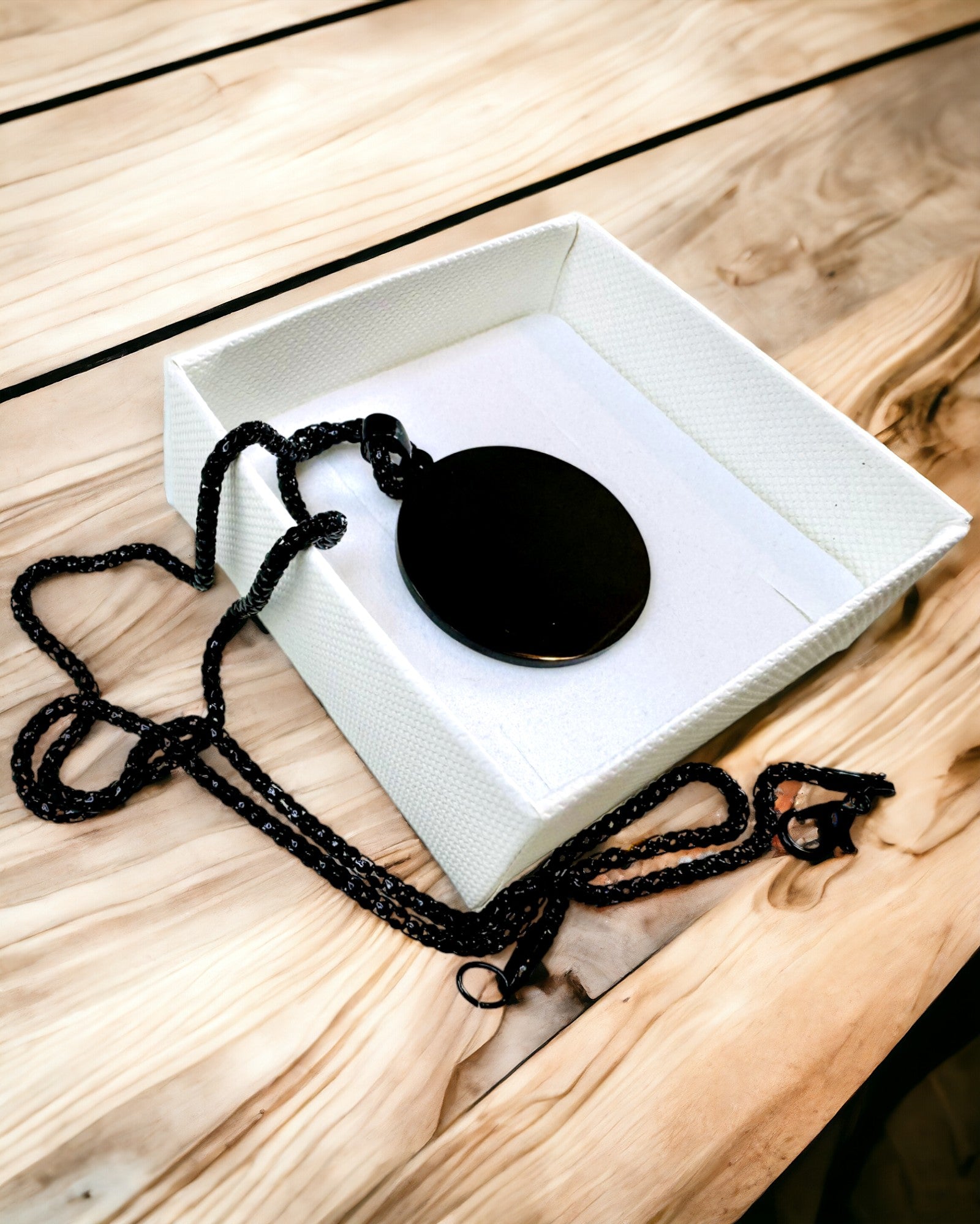 Підвіска "Urban Elegance" – Кругла Медаль з Нержавіючої Сталі у Двох Кольорах з Можливістю Персоналізації