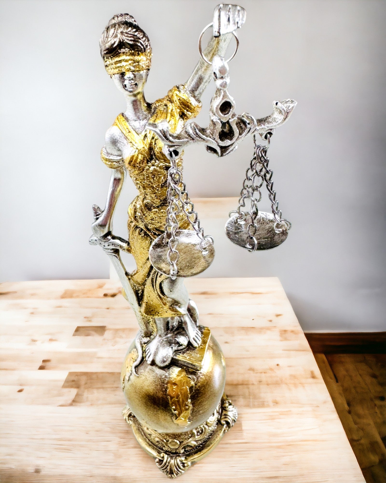 Статуетка Богині Справедливості – Артистична Декорація на Полицю, Ремесло з Смоли, персоналізація гравіюванням