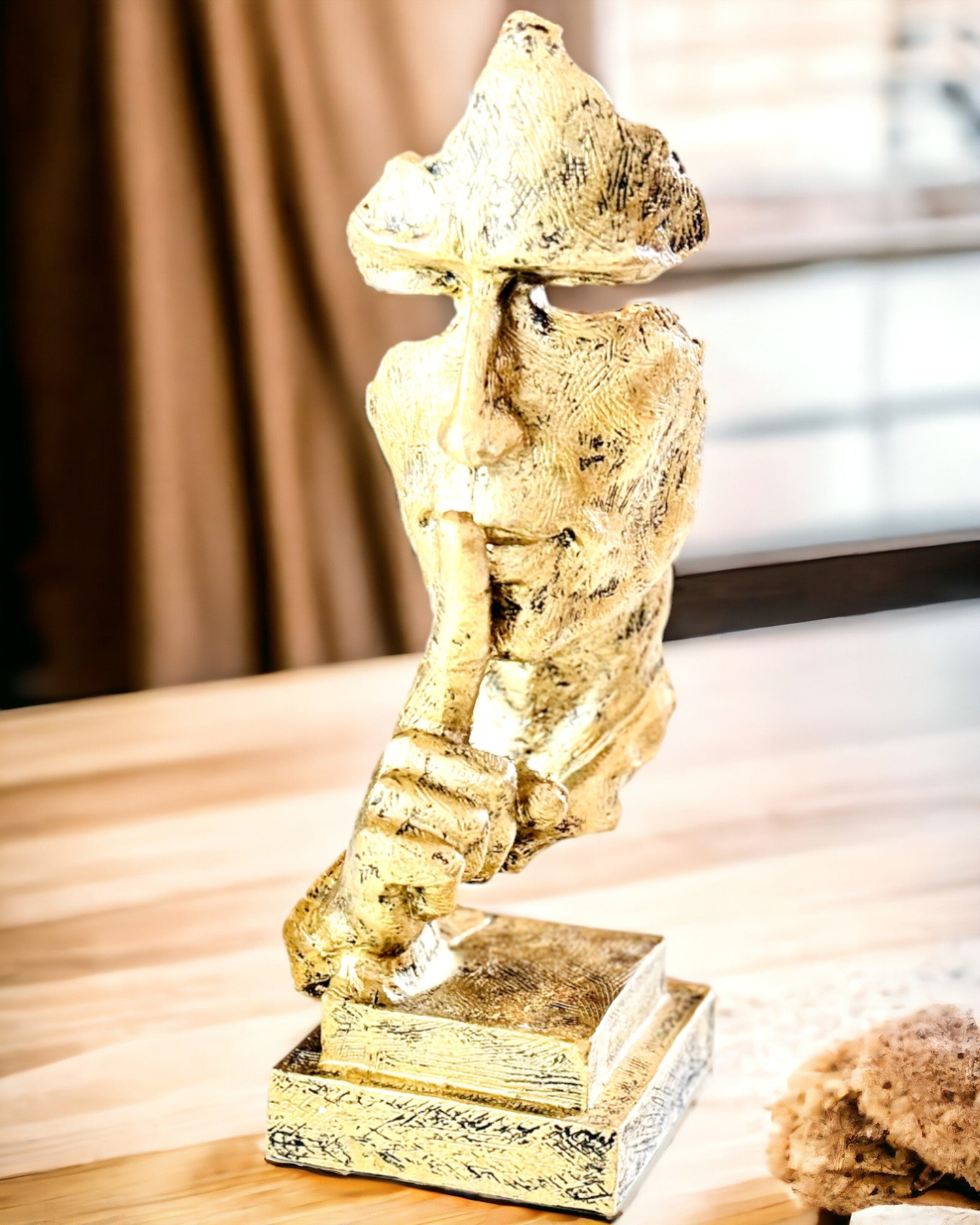 Reflexní muž – Abstraktní socha v moderním stylu