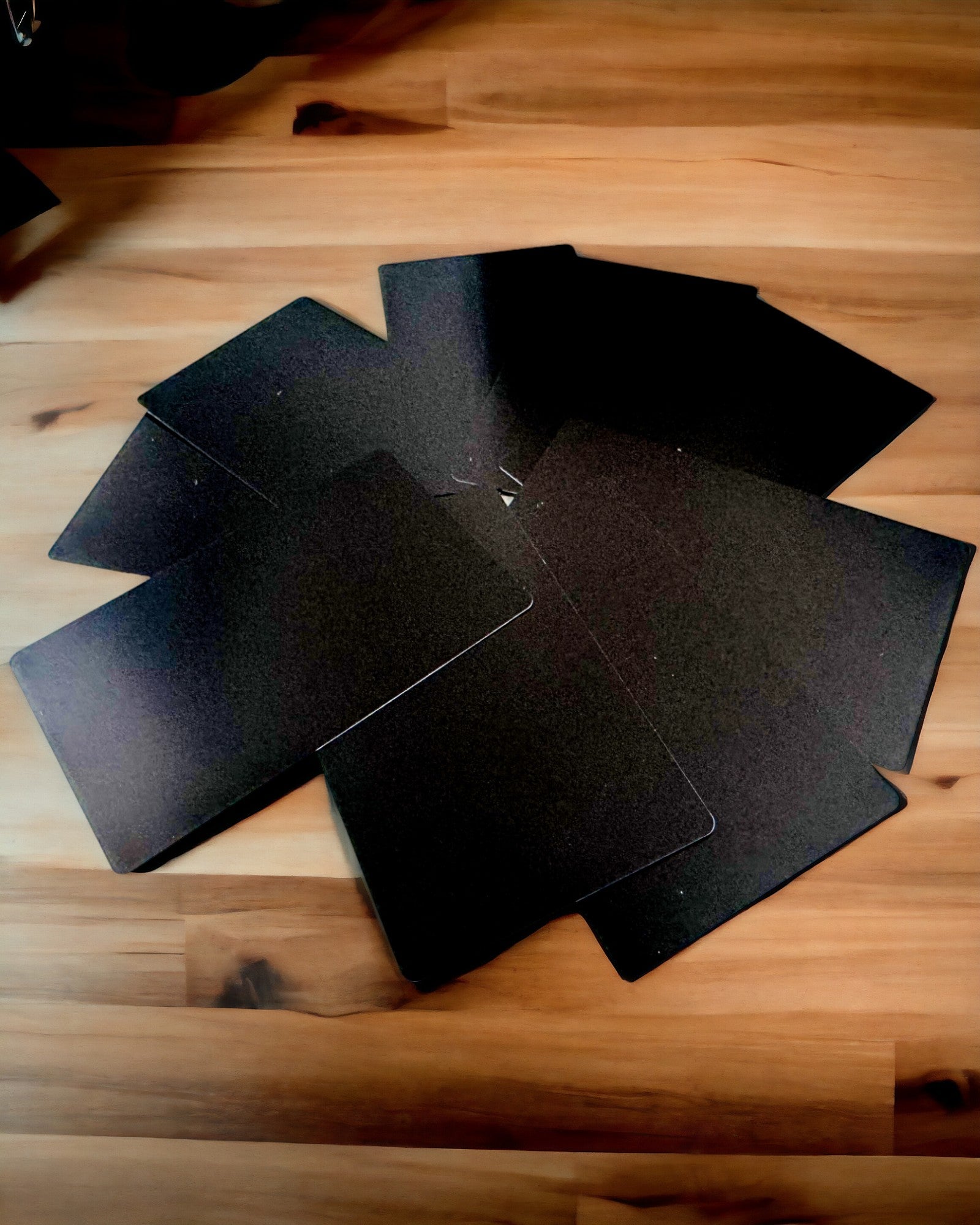 Ексклюзивна Чорна Металева Візитівка з Можливістю Персоналізації – Ідеальна для Подарунка