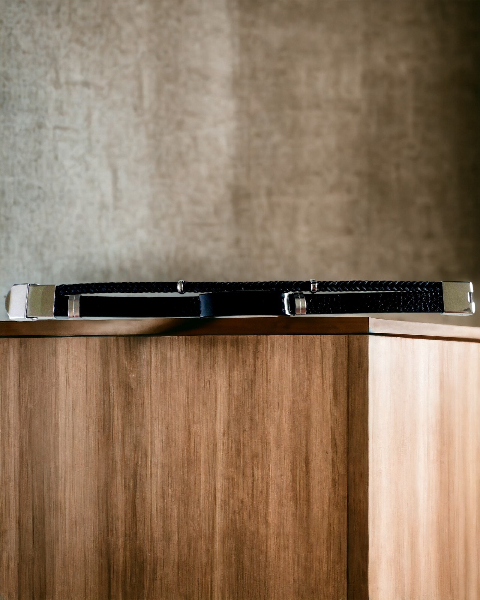 Чоловічий браслет з PU шкіри та нержавіючої сталі з можливістю гравіювання – доступний у двох кольорових варіантах