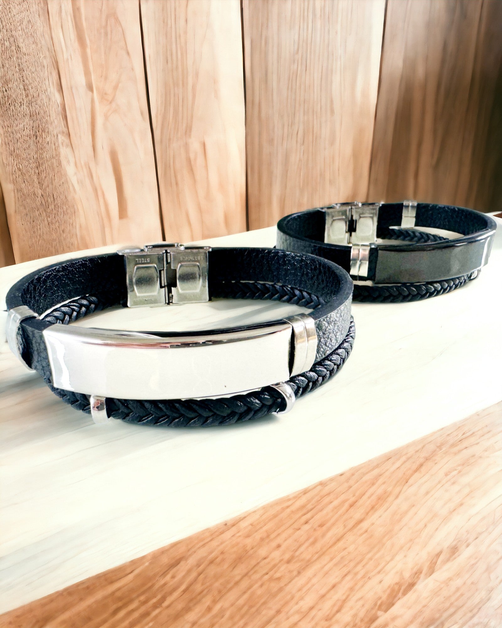 Чоловічий браслет з PU шкіри та нержавіючої сталі з можливістю гравіювання – доступний у двох кольорових варіантах