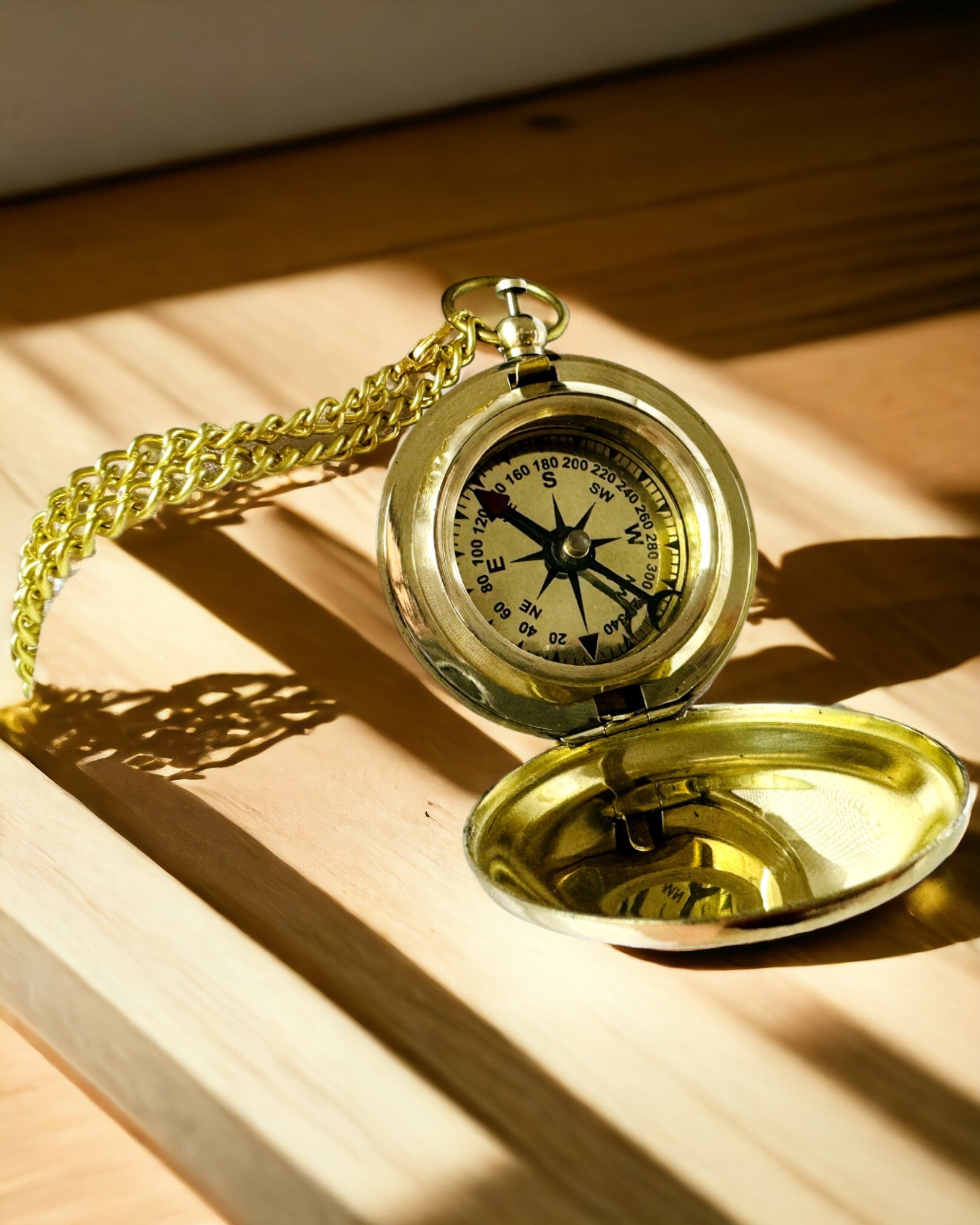 Compas de culoare aurie Aventură – Navigator Elegant al Descoperirilor