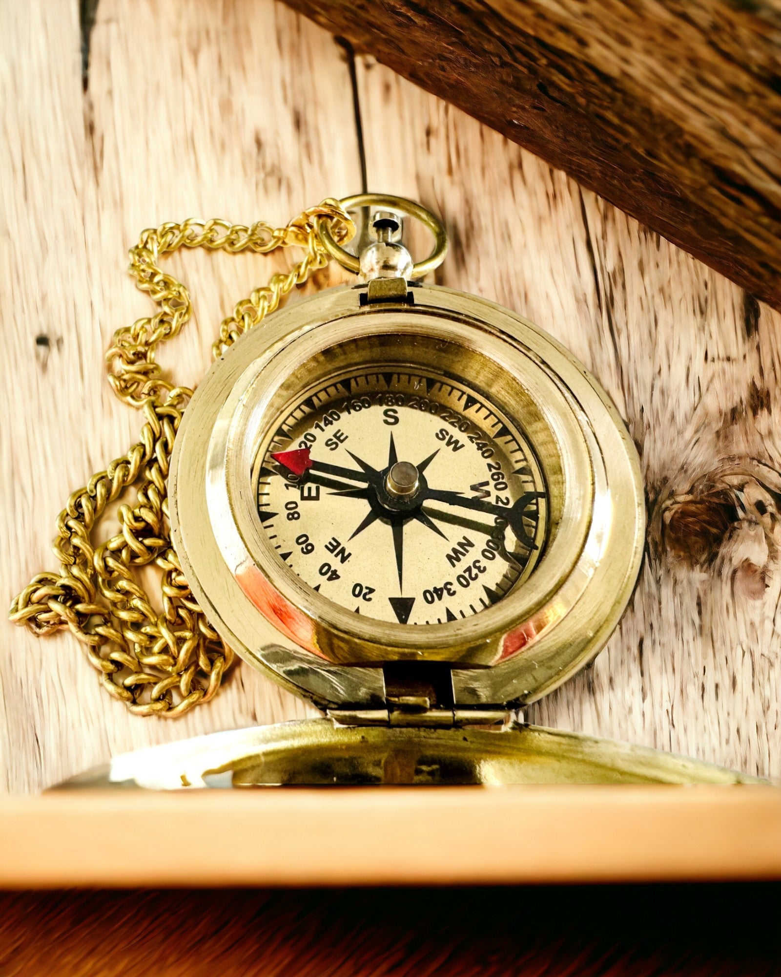 Compas de culoare aurie Aventură – Navigator Elegant al Descoperirilor