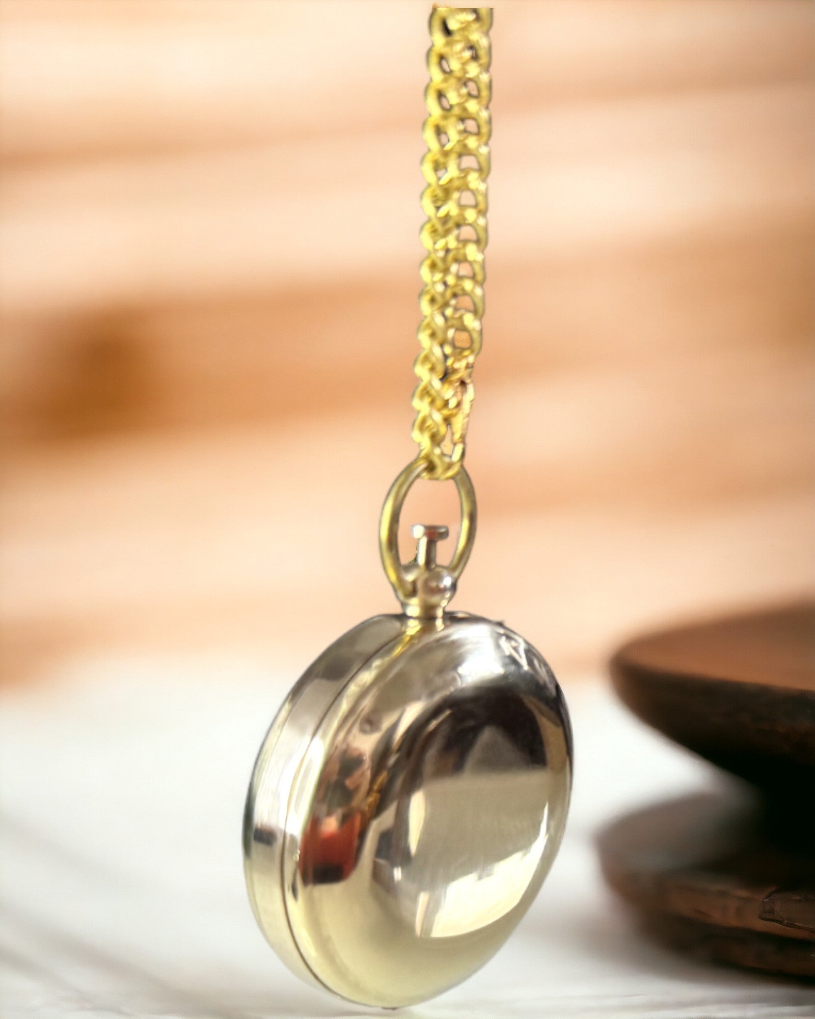 Compas de culoare aurie Aventură – Navigator Elegant al Descoperirilor