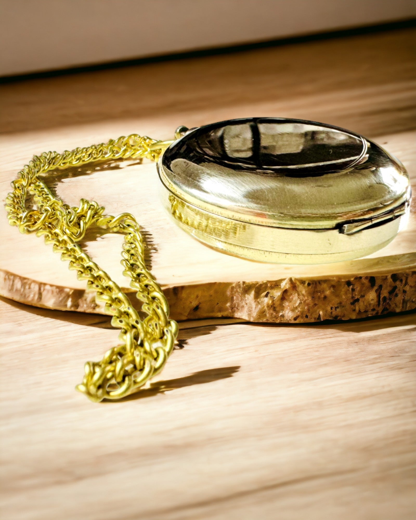 Compas de culoare aurie Aventură – Navigator Elegant al Descoperirilor