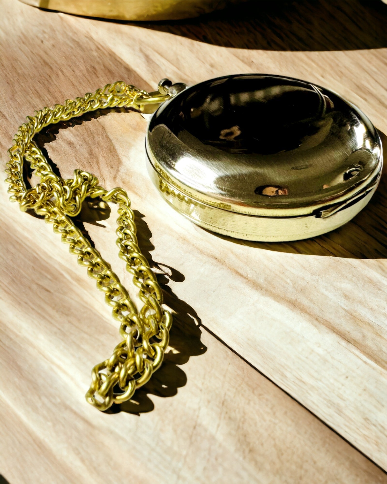 Compas de culoare aurie Aventură – Navigator Elegant al Descoperirilor