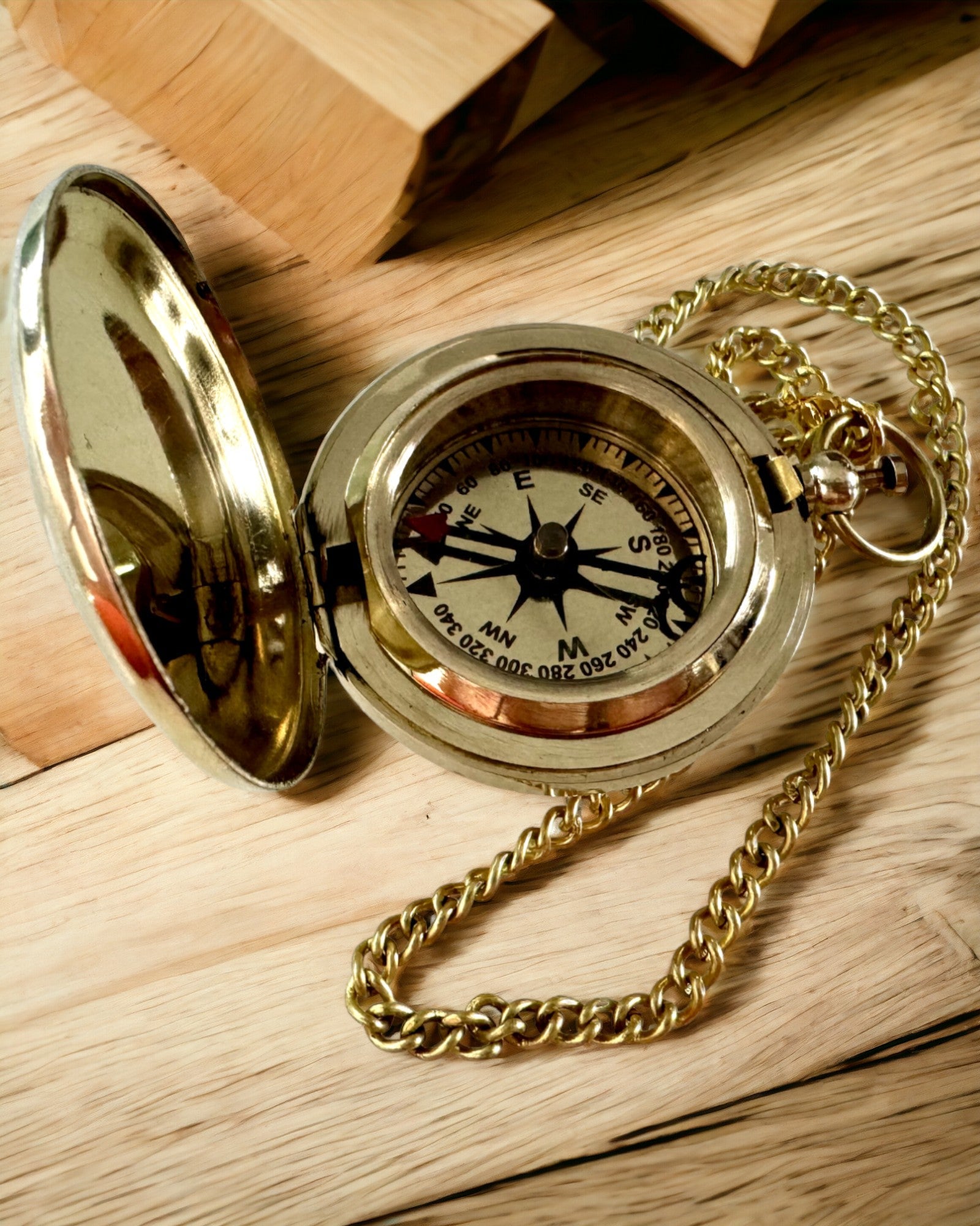 Compas de culoare aurie Aventură – Navigator Elegant al Descoperirilor