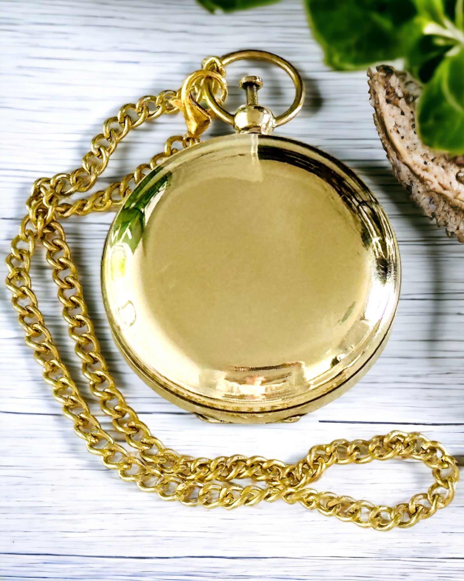 Compas de culoare aurie Aventură – Navigator Elegant al Descoperirilor