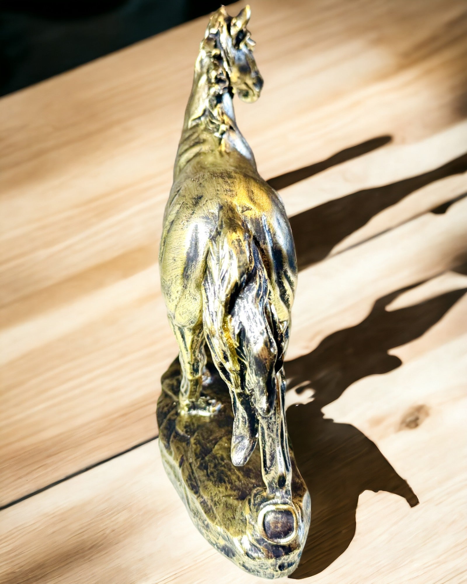 "Skulptūra "Zirgs Rikšos" no Sveķiem ar Gravēšanas Iespēju"