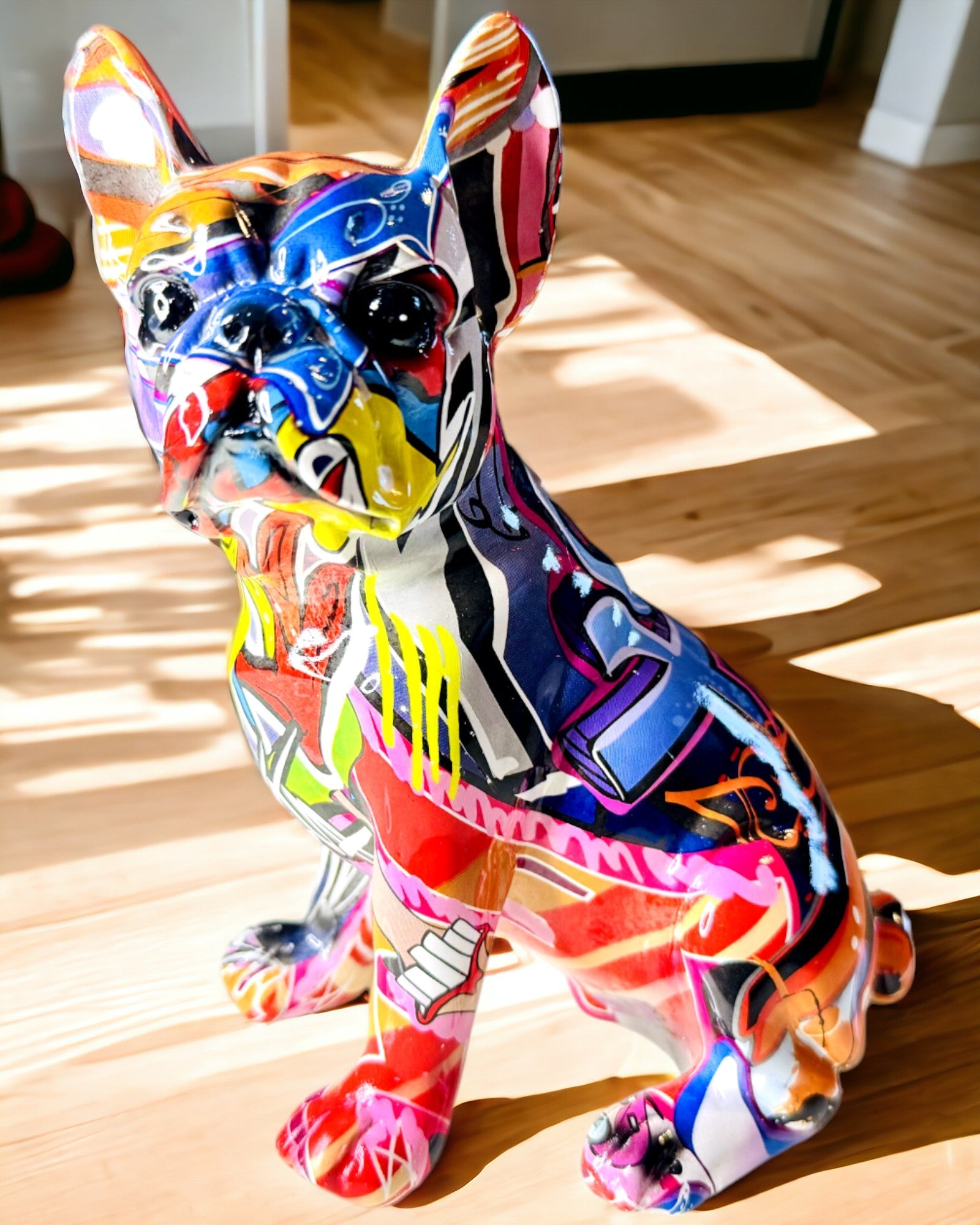 Rokām darināta franču buldoga figūriņa ielu mākslas stilā ar gravēšanas iespēju