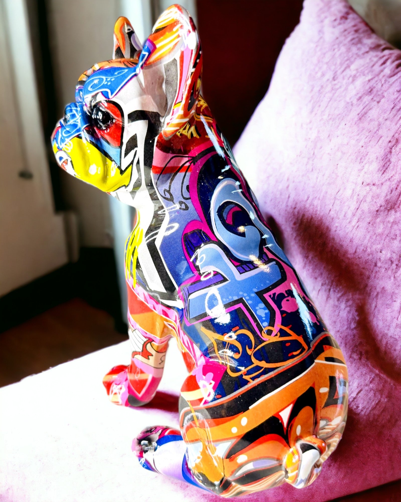 Rokām darināta franču buldoga figūriņa ielu mākslas stilā ar gravēšanas iespēju