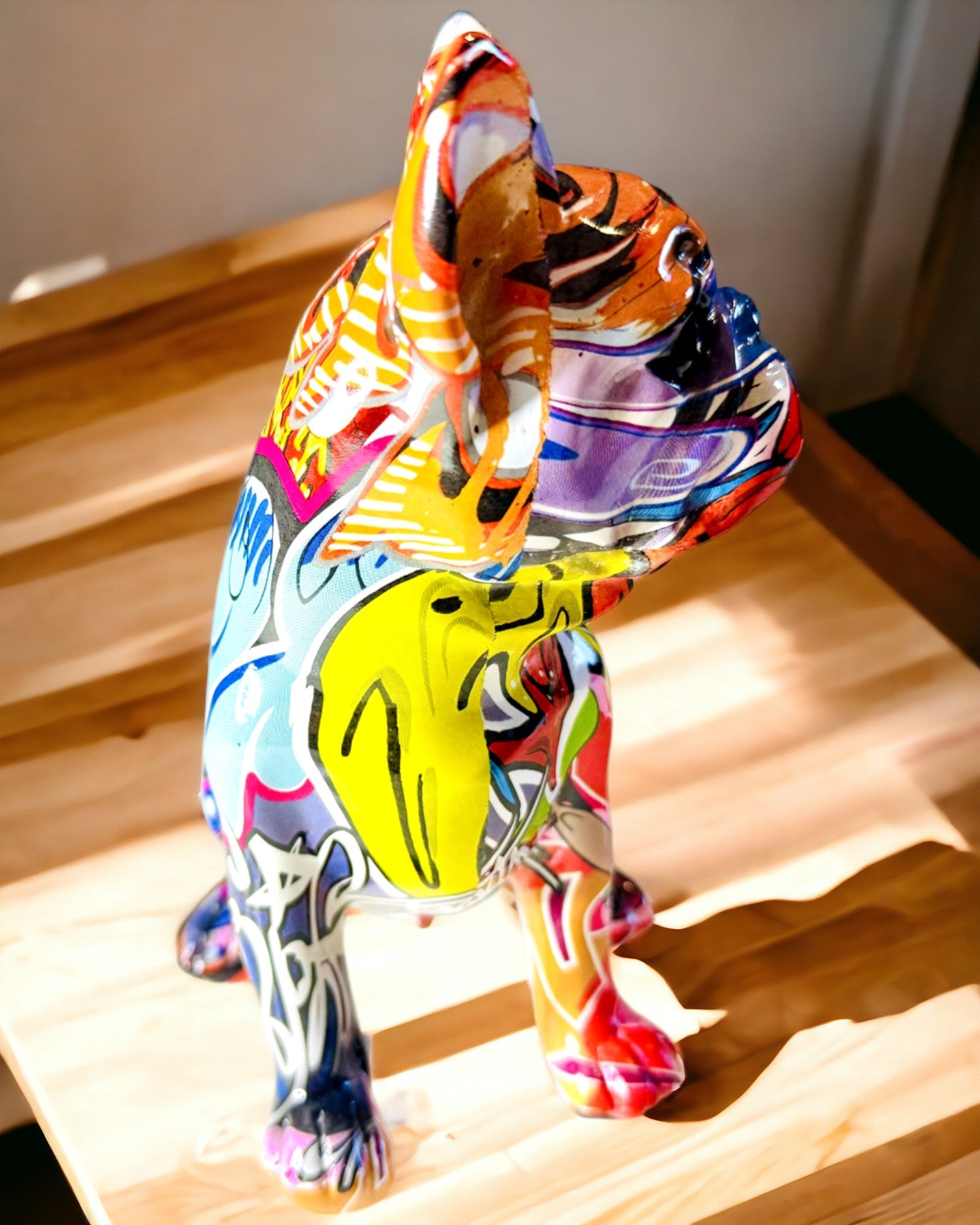 Rokām darināta franču buldoga figūriņa ielu mākslas stilā ar gravēšanas iespēju