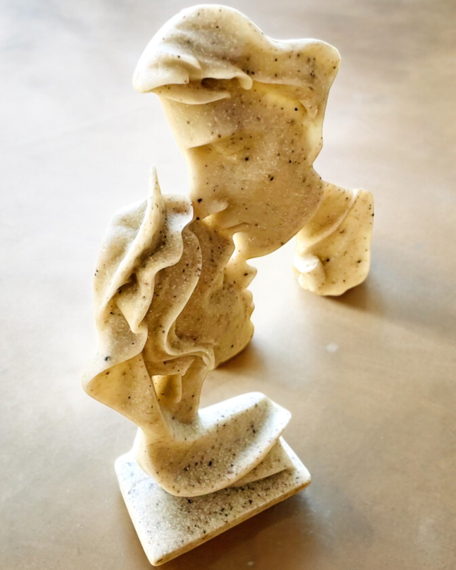 Figurica "Elegancija u Kamenu" bijele boje - visina 13,5 cm, Dekorativna s Opcijom Graviranja