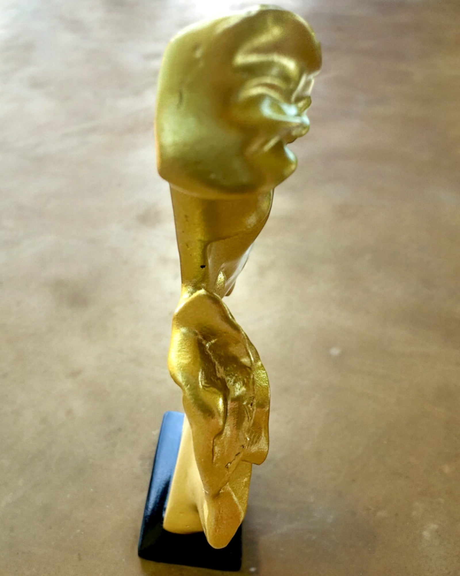 Figurica "Elegancija u Kamenu" zlatne boje - visina 13,5 cm, Dekorativna s Opcijom Graviranja