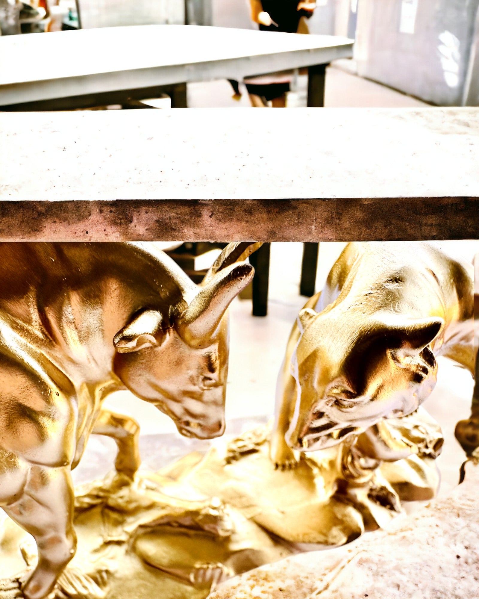 "Duelis starp milžiem - dekoratīva skulptūra Vērsis un Lācis - iespēja personalizēt ar gravējumu - zelta krāsa"