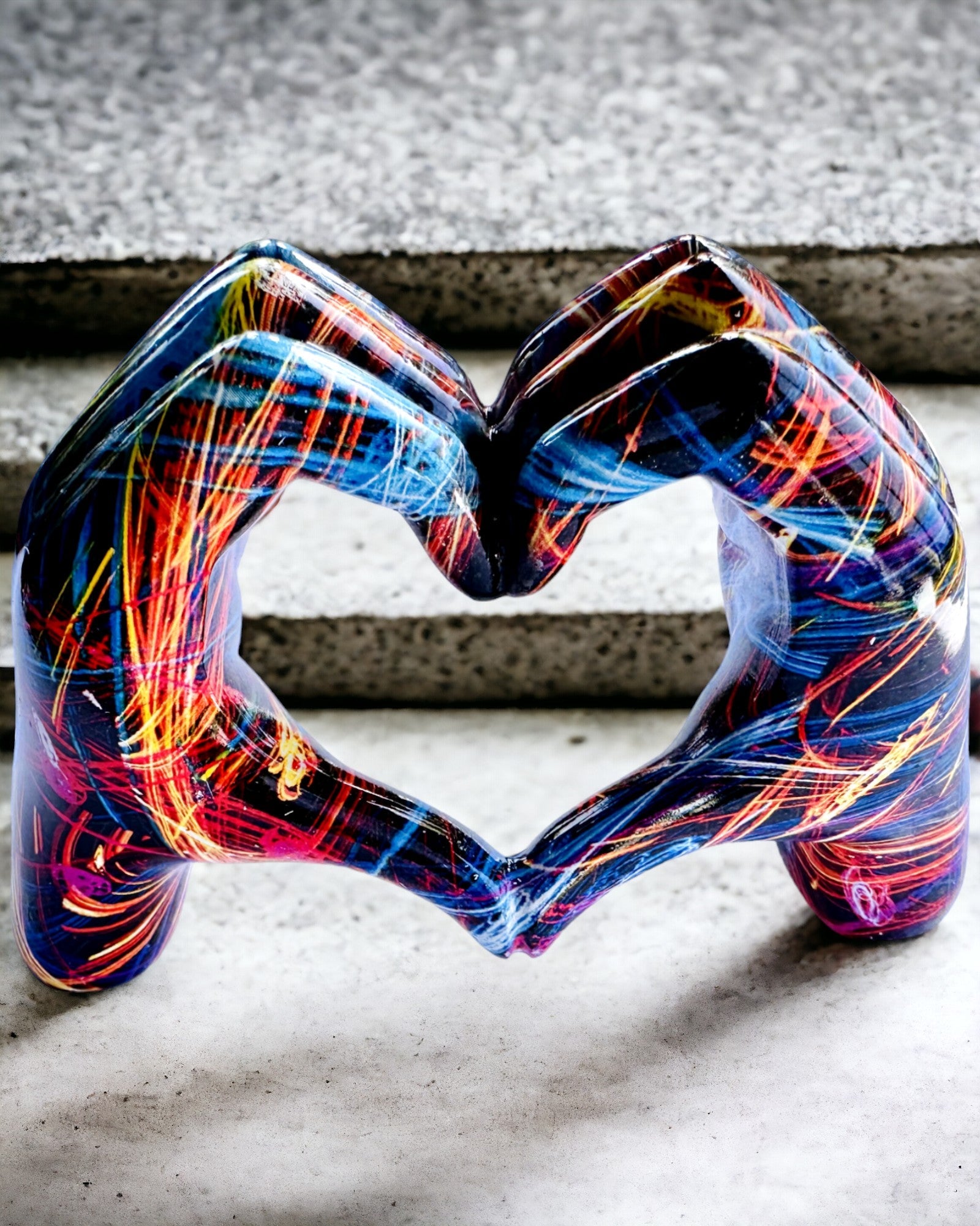 Kaleidoskops Sirds – Roku Darināts Sveķu Rotājums ar Gravēšanas Iespēju