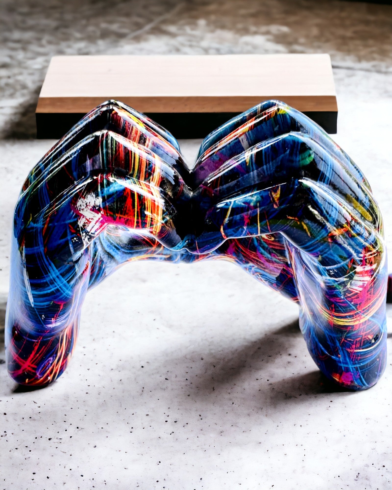 Kaleidoskops Sirds – Roku Darināts Sveķu Rotājums ar Gravēšanas Iespēju