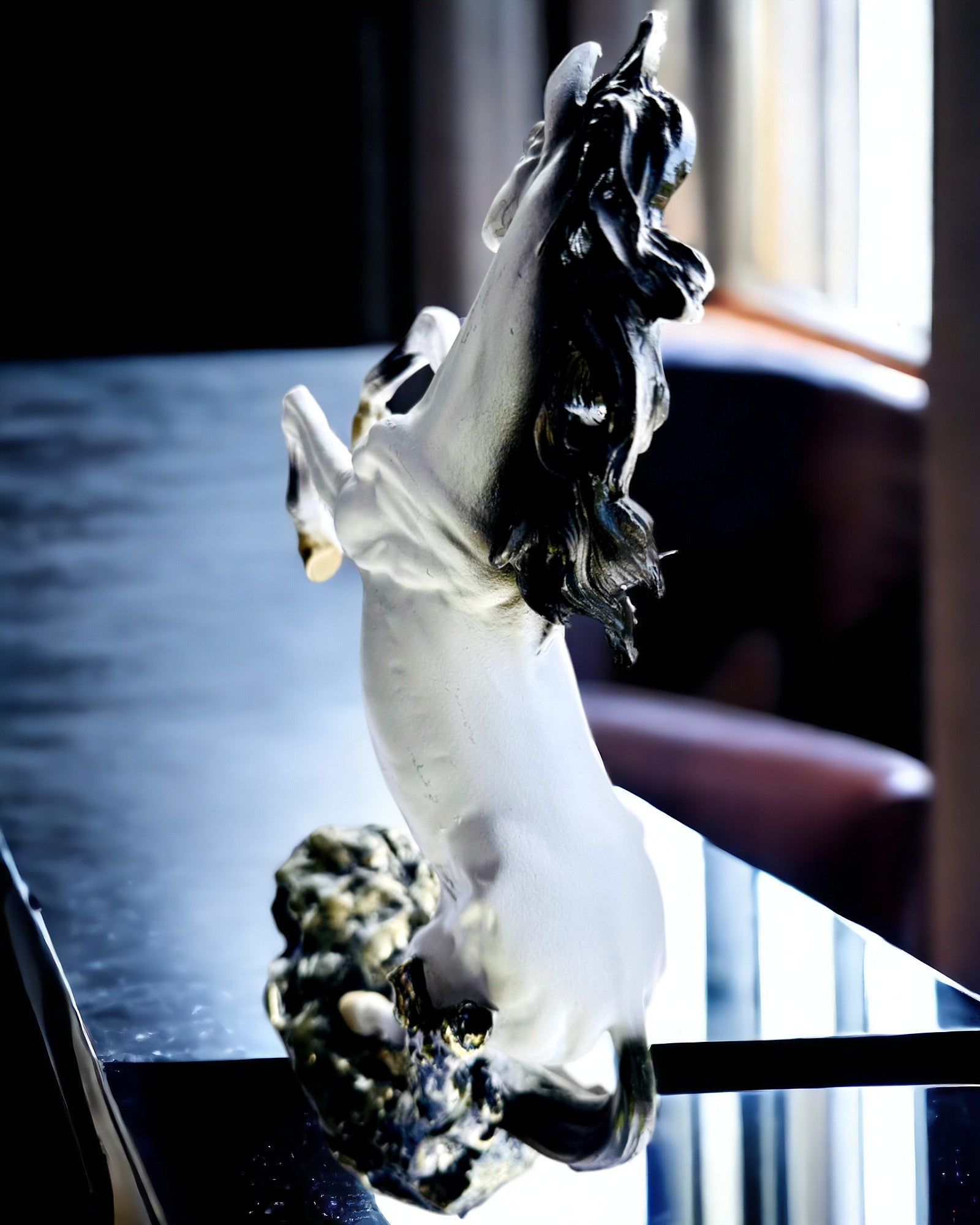 "Elegancki Skoczek" - Bílá Figurína Koně s Možností Gravírování