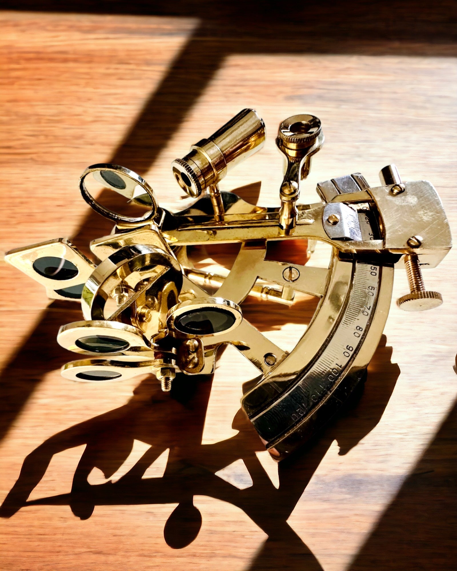Umělecký sextant zlaté barvy - možnost personalizace gravírováním