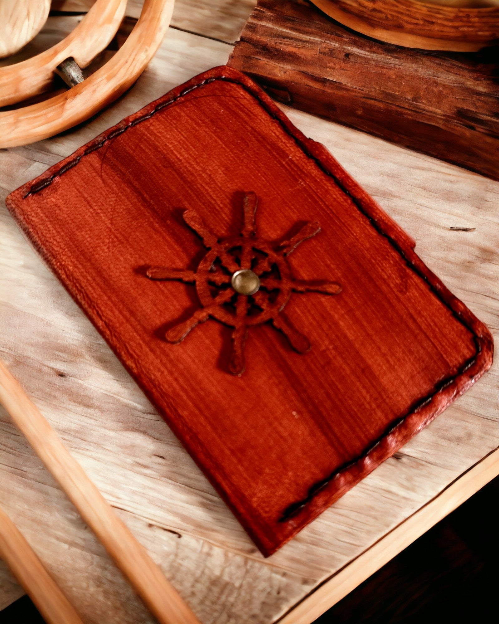 Komandiera futrālis – Roku darbs maciņš kabatas pulkstenim vai kompasam ar personalizācijas iespējām