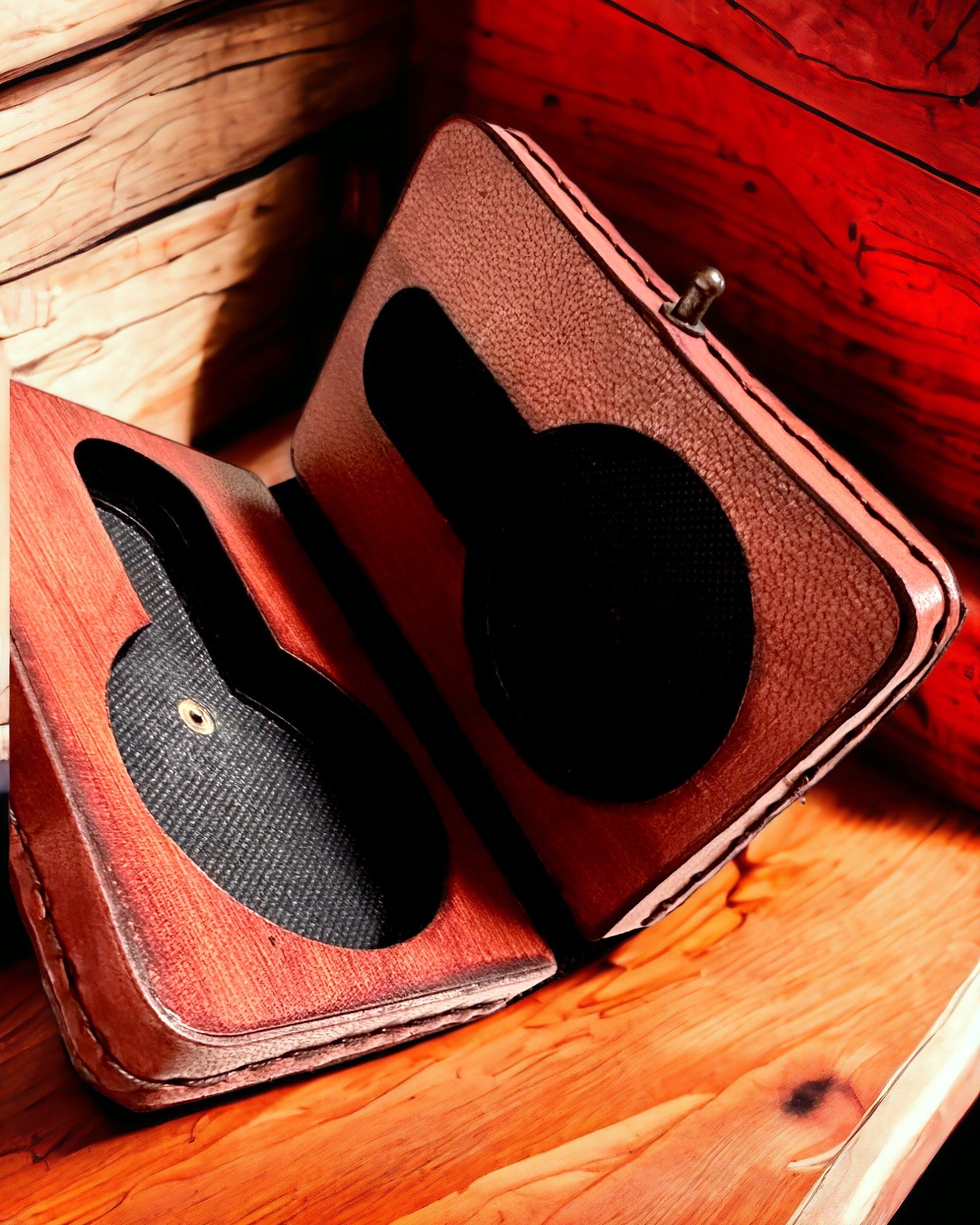 Komandiera futrālis – Roku darbs maciņš kabatas pulkstenim vai kompasam ar personalizācijas iespējām