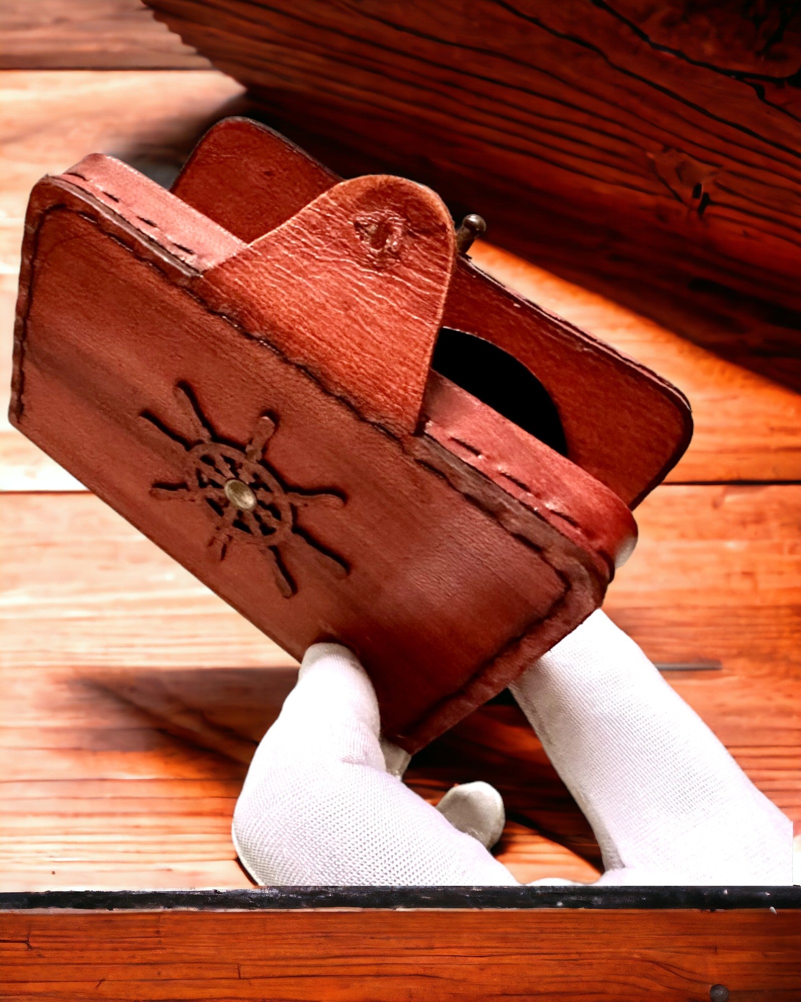 Komandiera futrālis – Roku darbs maciņš kabatas pulkstenim vai kompasam ar personalizācijas iespējām