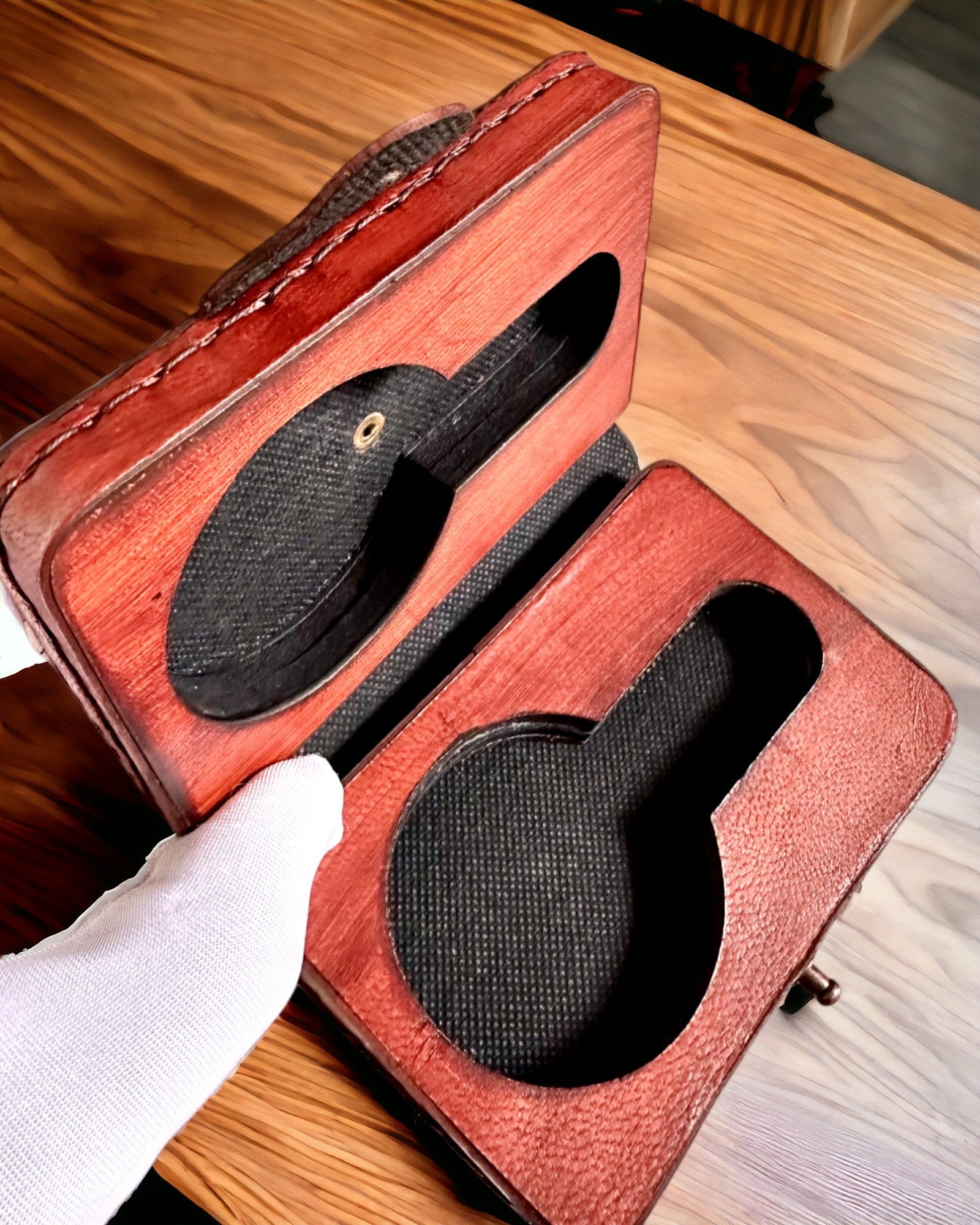 Komandiera futrālis – Roku darbs maciņš kabatas pulkstenim vai kompasam ar personalizācijas iespējām