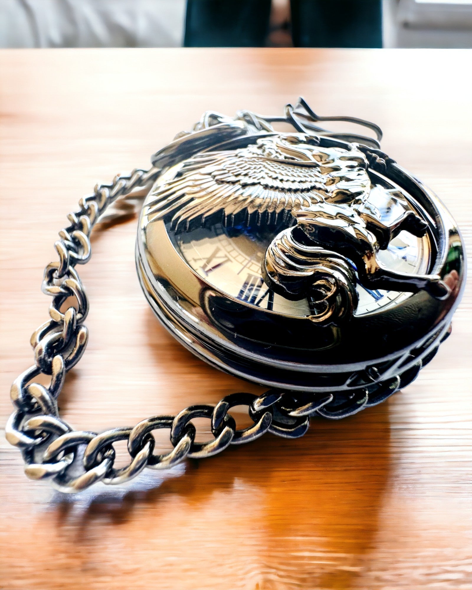 Kišeninis laikrodis "Equus Tempus" - Juodas su arklio motyvu, galimybė personalizuoti graviravimu - balta ciferblatas