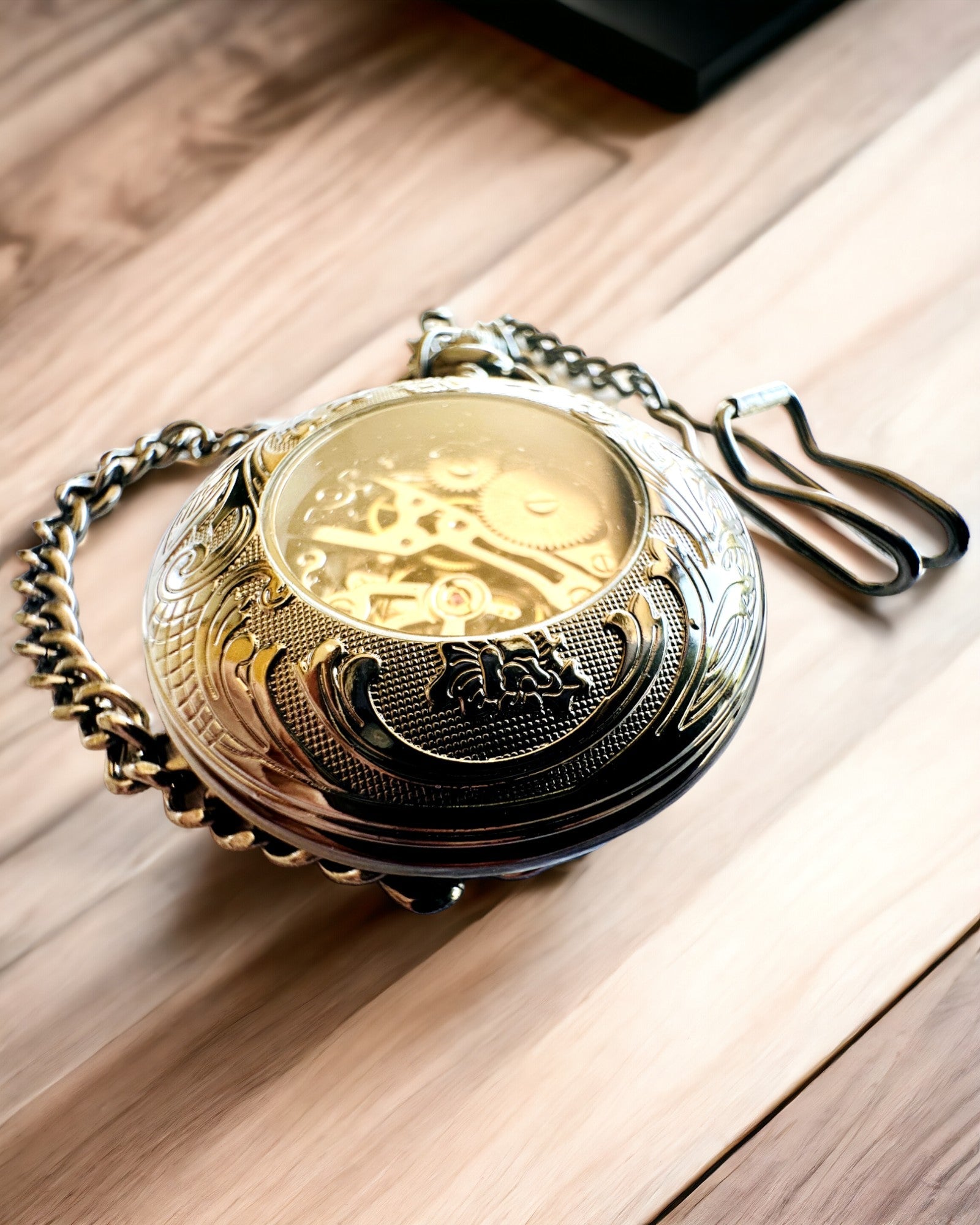 Kišeninis laikrodis "Equus Tempus" - Juodas su arklio motyvu, galimybė personalizuoti graviravimu - balta ciferblatas