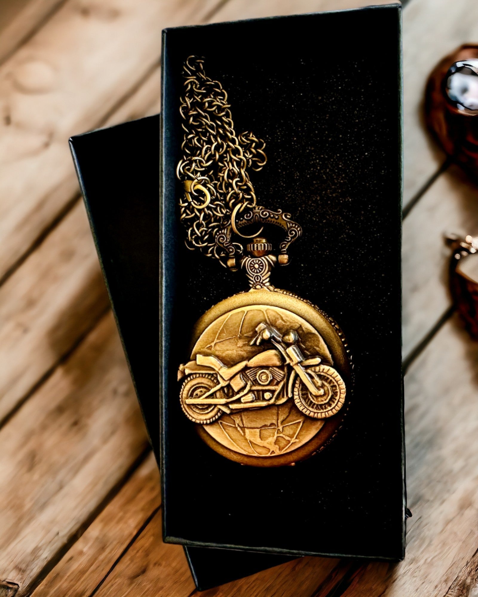 Kišeninis laikrodis „Motociklininko elegancija“ – Graviravimas