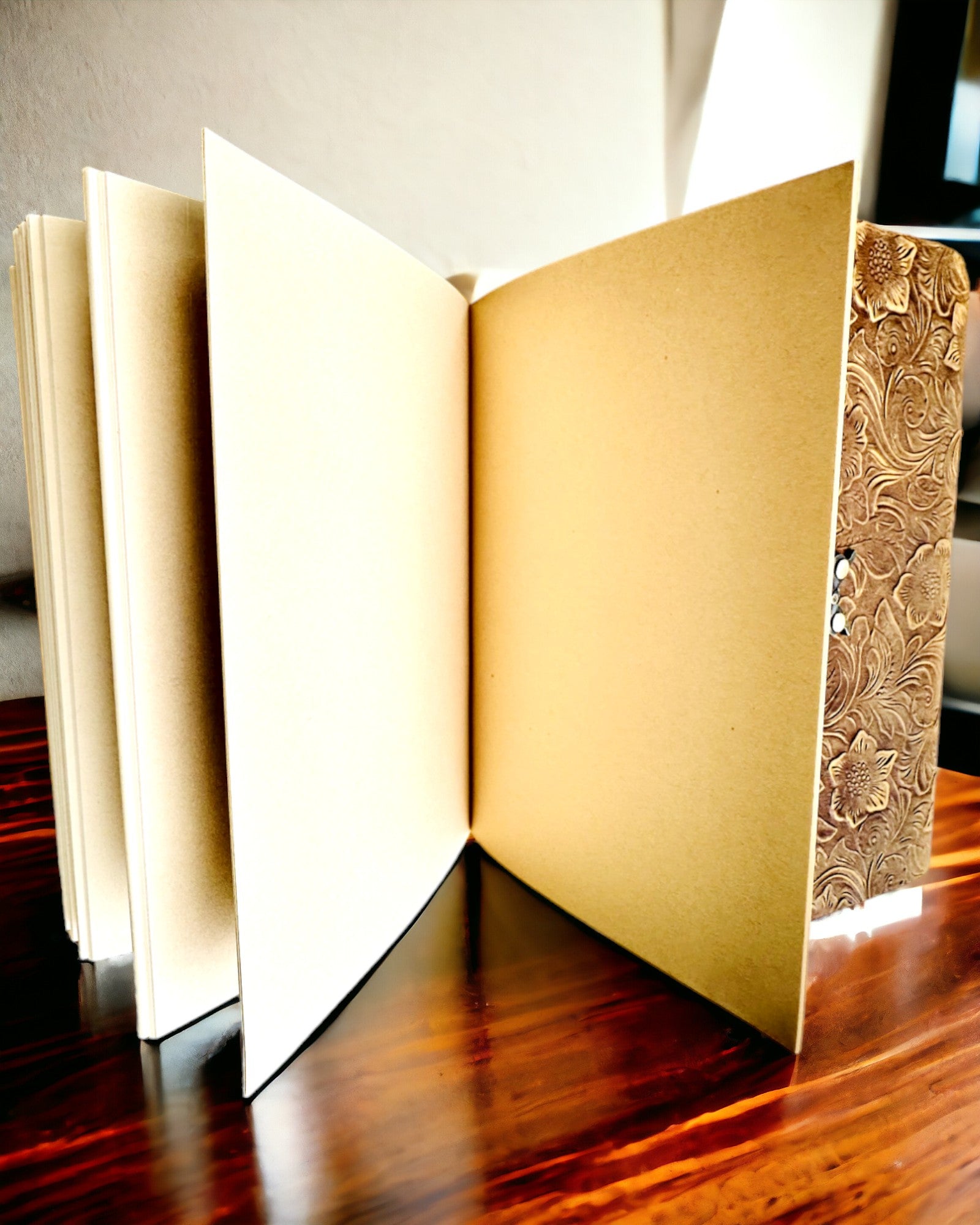 Luksuzna Retro Bilježnica s Kožnim Koricama - "Vintage Elegance", 480 stranica, mogućnost personalizacije gravurom