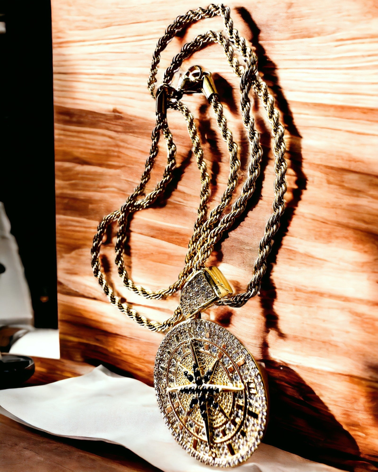 "Кулон з підвіскою у вигляді компаса в стилі гламур з цирконіями для жінок і чоловіків - золотий колір, гравірування"