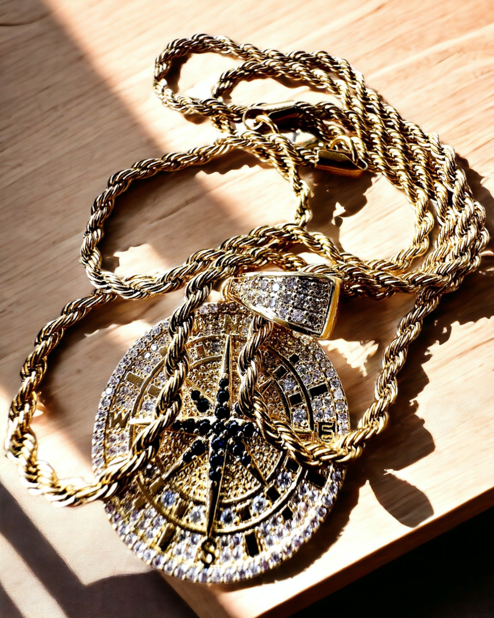 "Кулон з підвіскою у вигляді компаса в стилі гламур з цирконіями для жінок і чоловіків - золотий колір, гравірування"