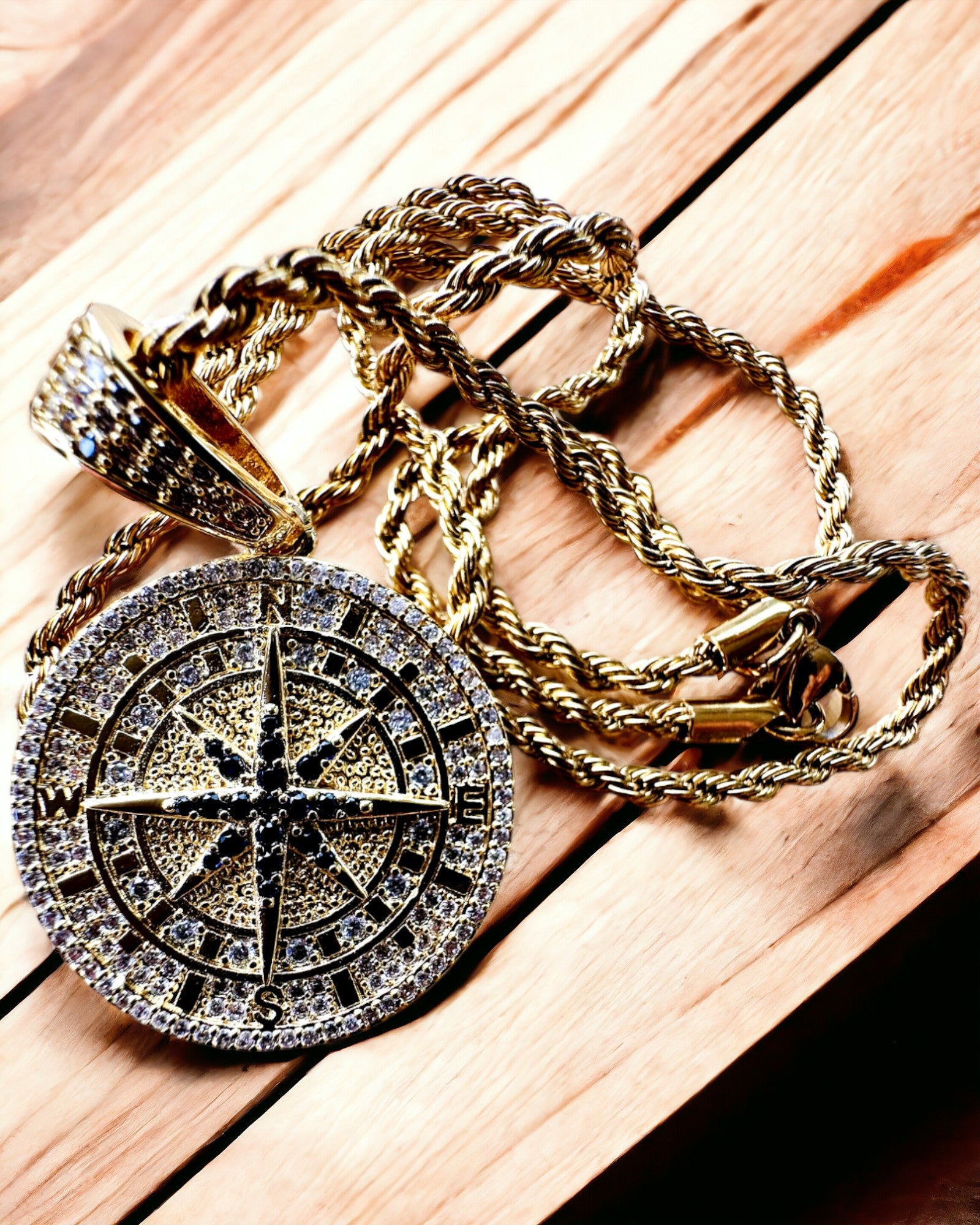 "Кулон з підвіскою у вигляді компаса в стилі гламур з цирконіями для жінок і чоловіків - золотий колір, гравірування"
